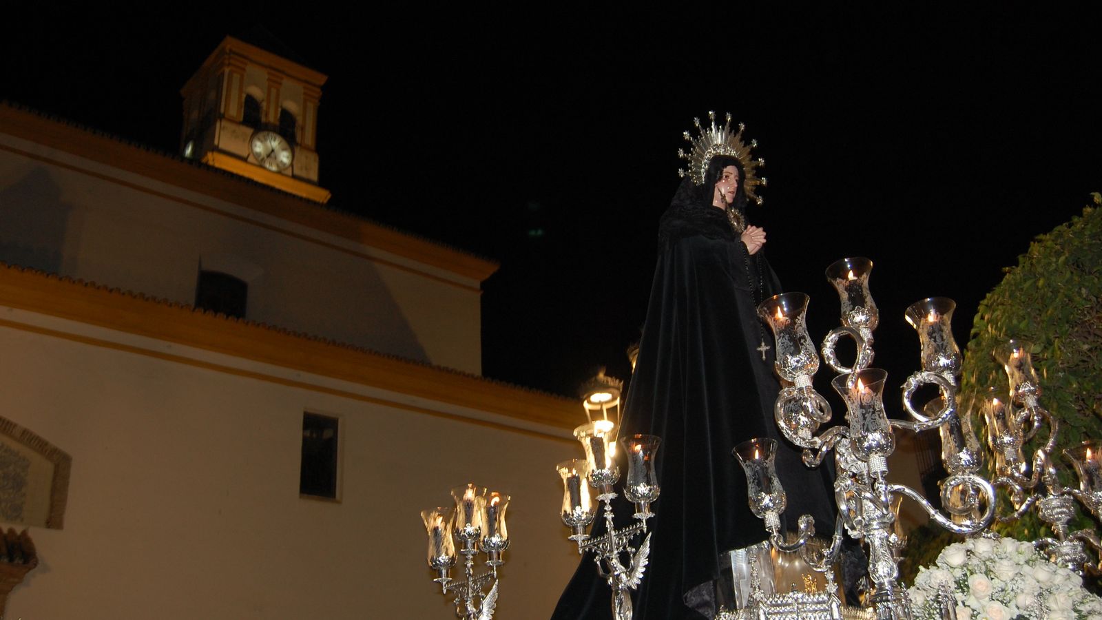 El trono de La Soledad a su salida del Templo Santo.