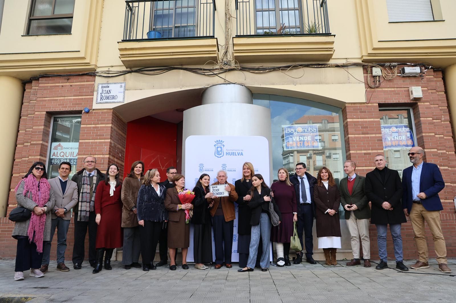 Juan Romero, junto a familiares, amigos y autoridades, en el descubrimiento de la rotulación de su rincón en Huelva.