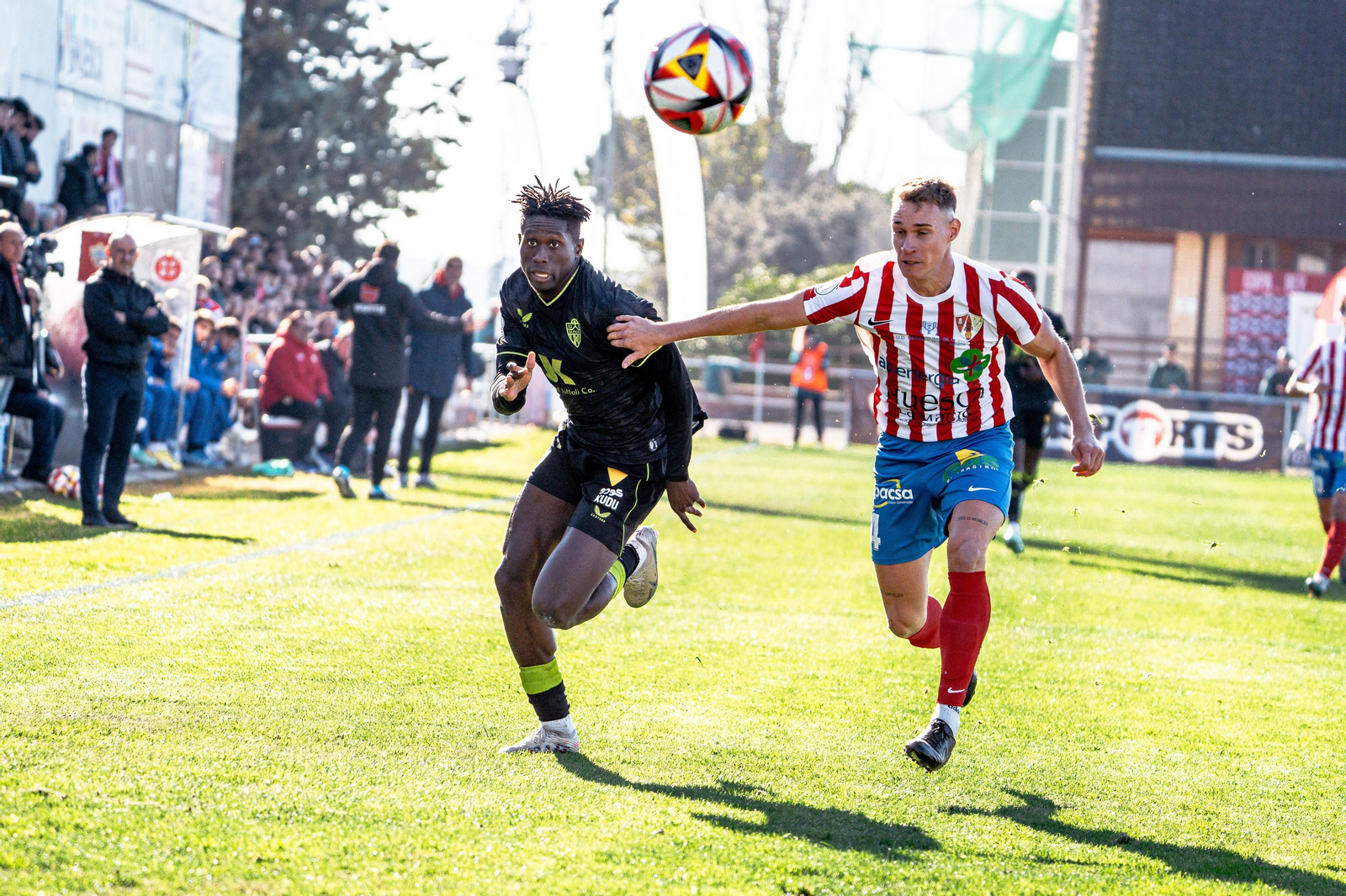 Marciano intenta irse en velocidad de Franky, autor del 1-0