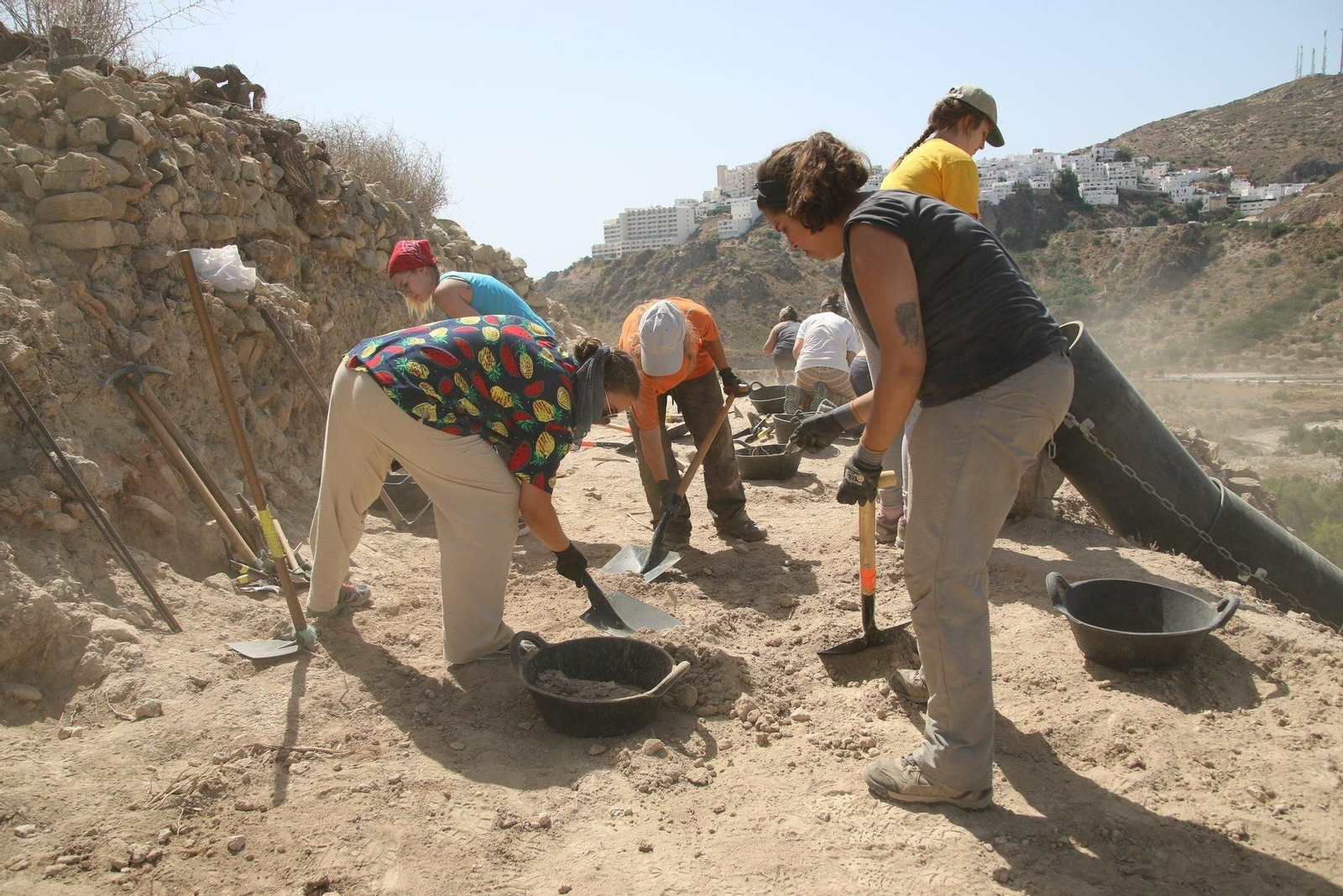 Estudiantes de Arqueología excavan en Mojácar la Vieja el pasado verano. Al fondo se puede ver el municipio actual.