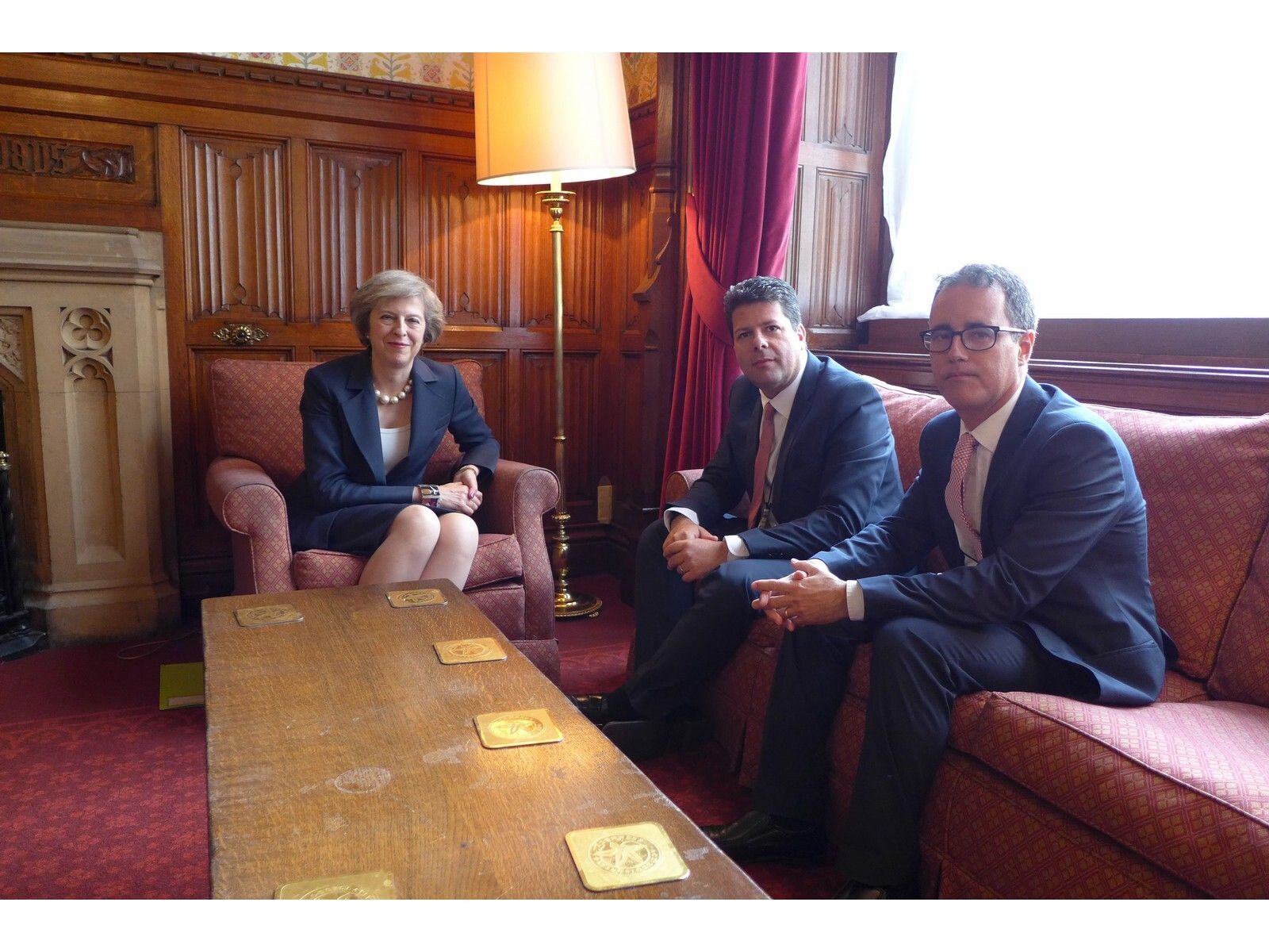 Theresa May con el Ministro Principal, Fabián Picardo y el Viceministro Principal, Joseph García, en 2016.