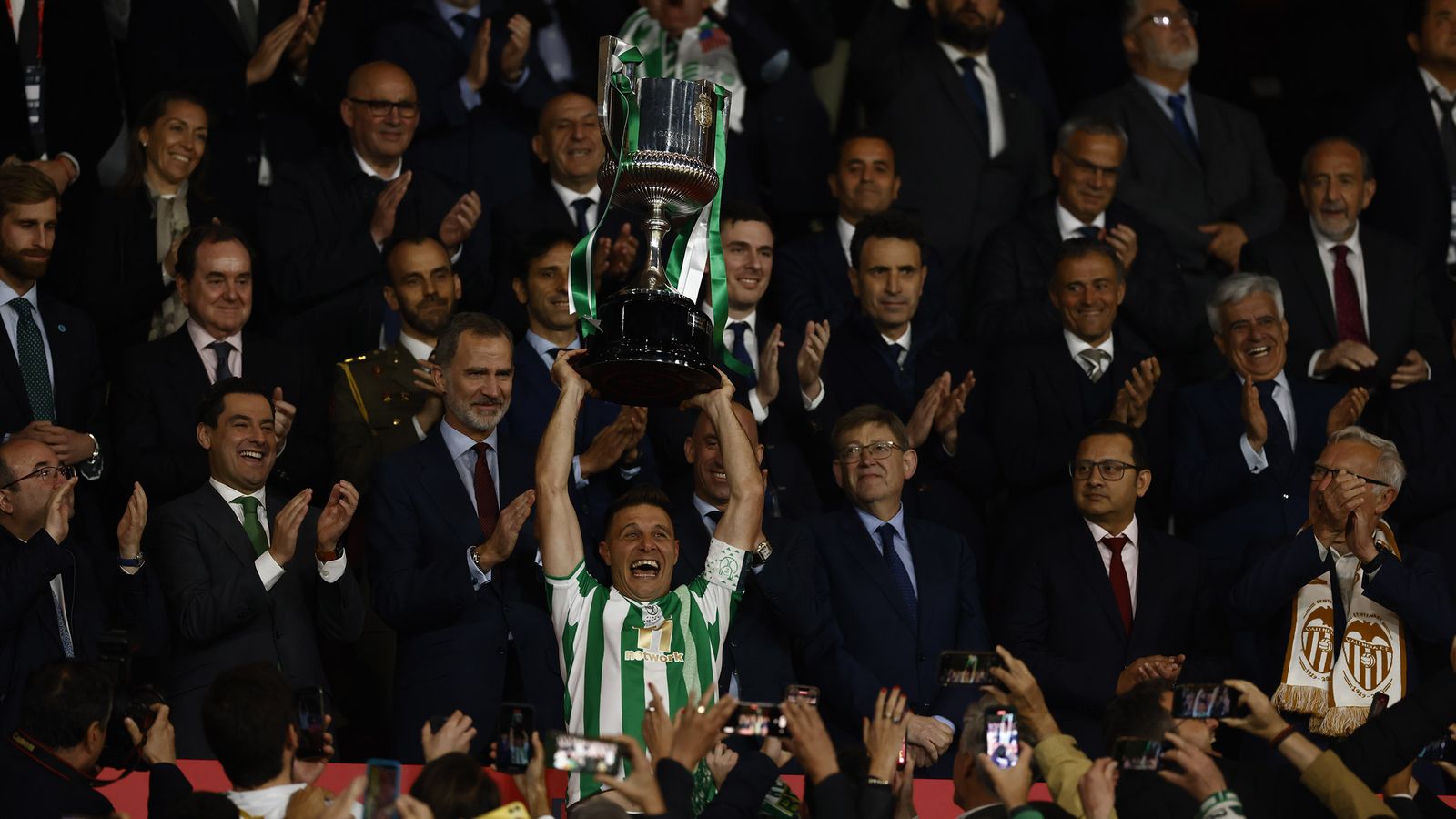 Joaquín alza la Copa del Rey para el Betis en el Estadio de la Cartuja.