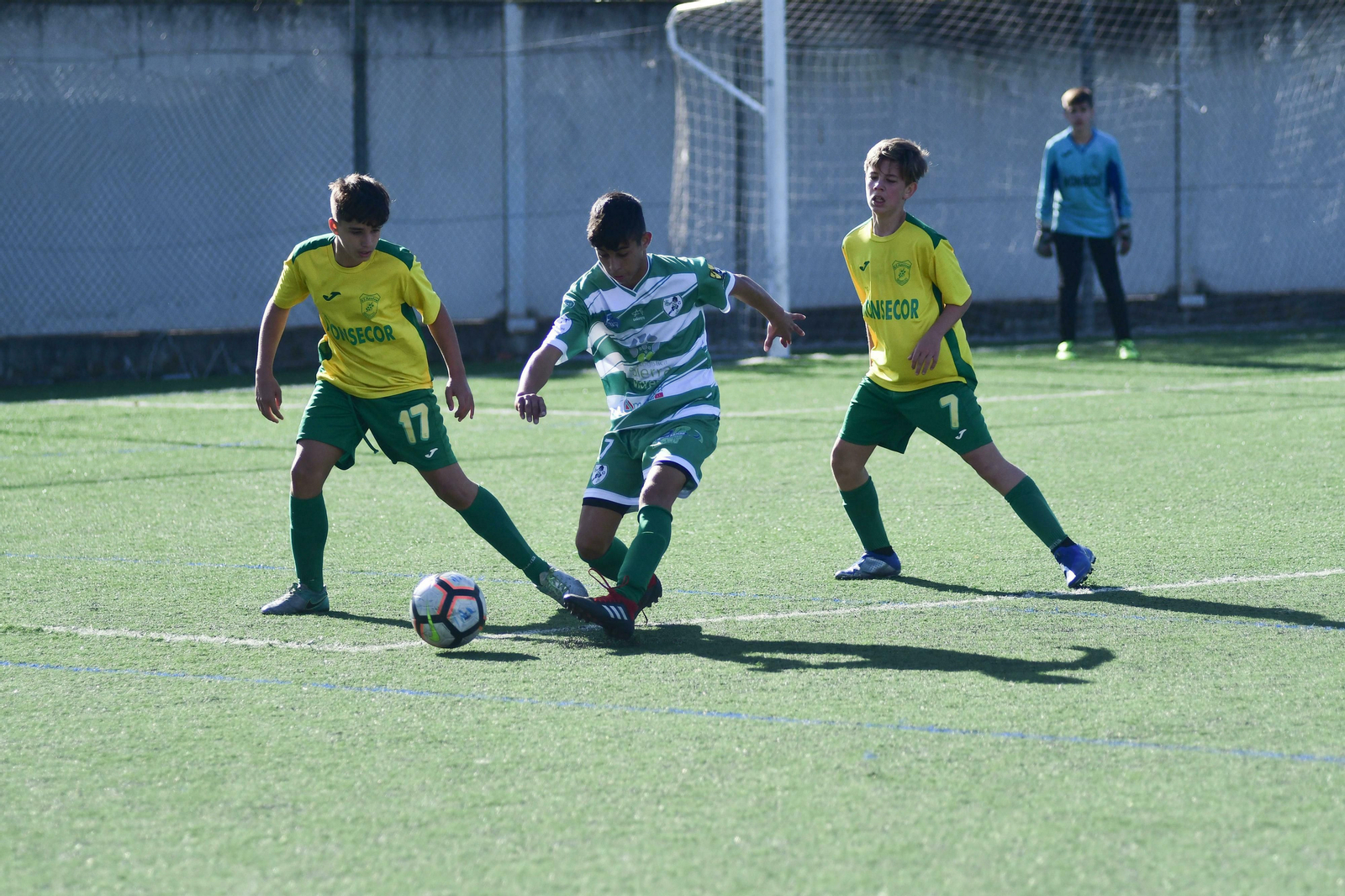 Dos jugadores del Apedem Montilla presionan a un jugador del Juanín y Diego.