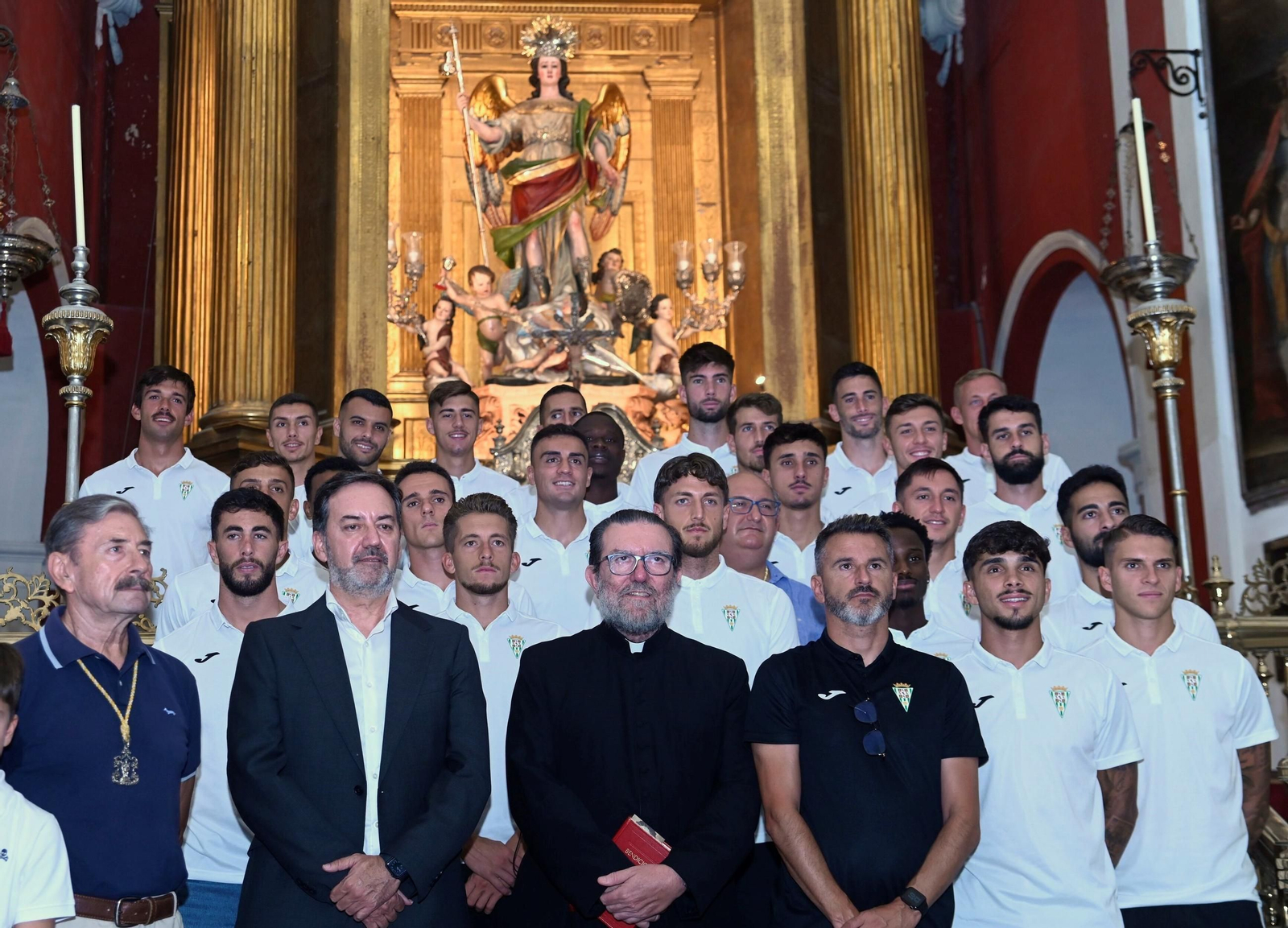 La tradicional ofrenda del Córdoaba CF a San Rafael antes del debut en El Arcángel, en imágenes