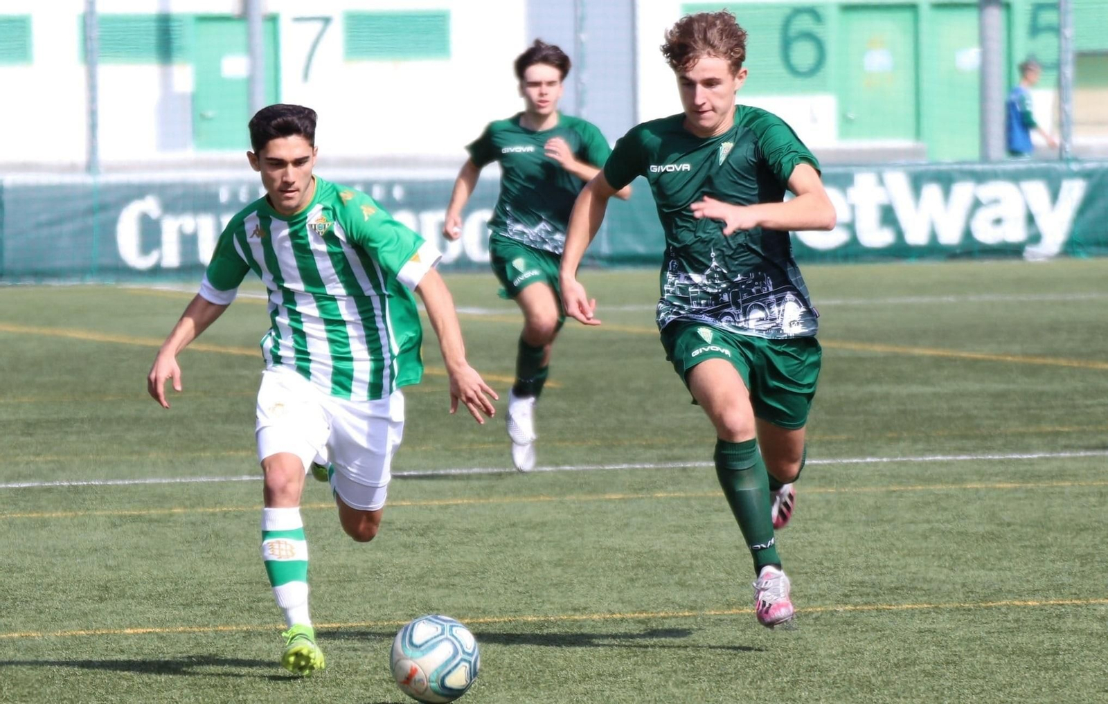 Pepelu intenta tapar la entrada de un jugador bético.