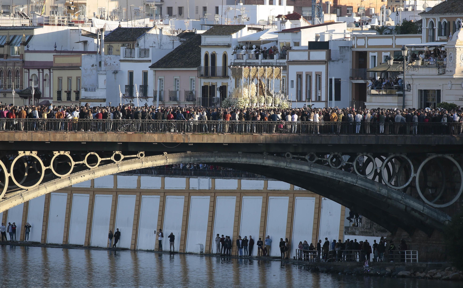 El traslado de la Esperanza de Triana, en imágenes