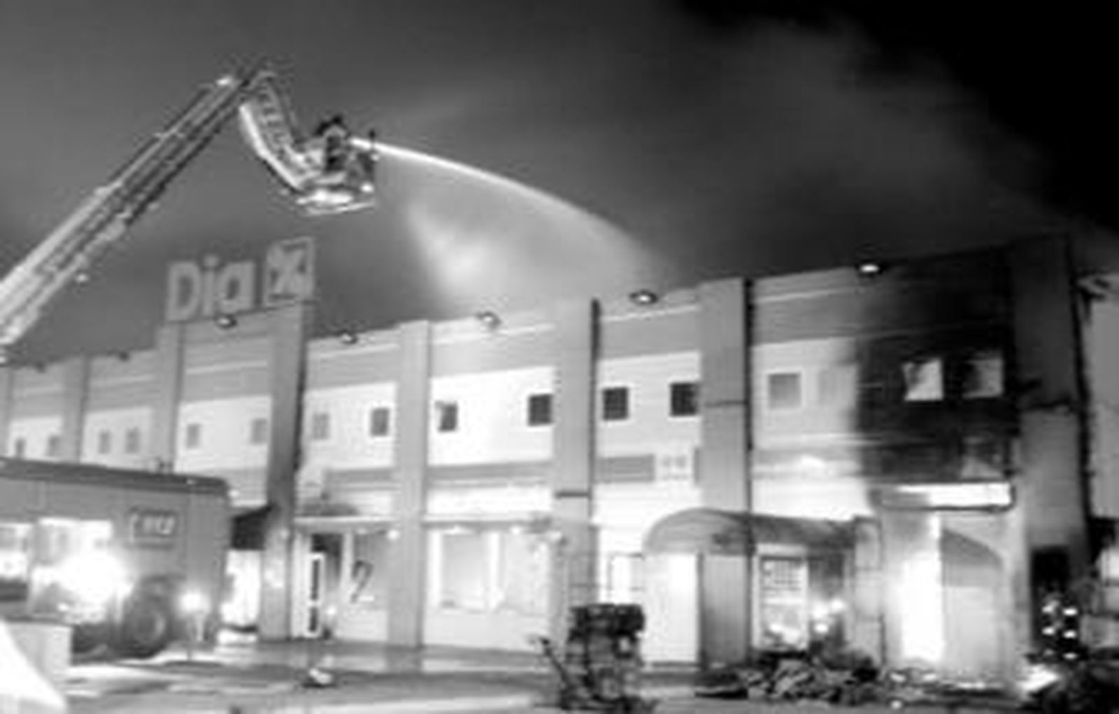 Los bomberos del Consorcio intentaron sofocar la virulencia de las llamas que destruyeron el supermercado.