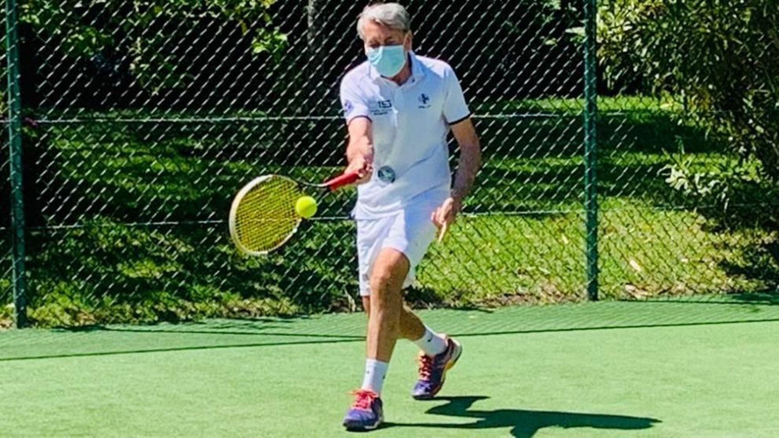 Manolo Santana golpea con la derecha.