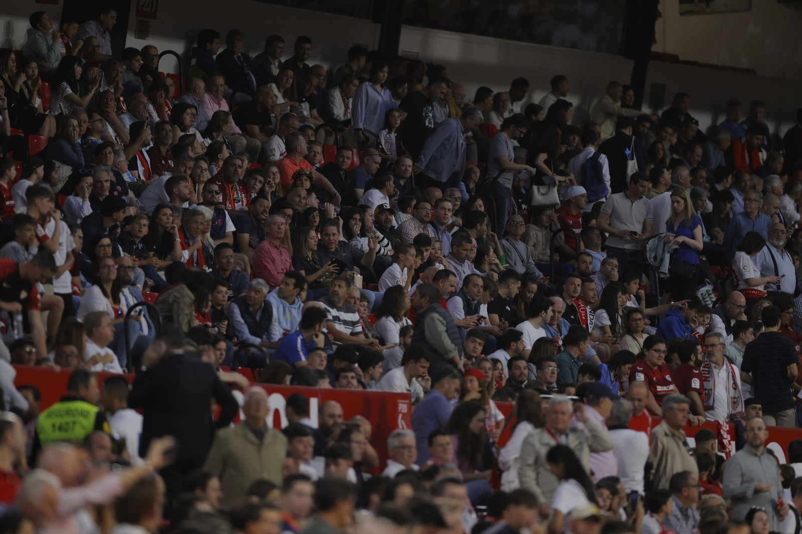 Búscate en las fotos del Sevilla-Celta