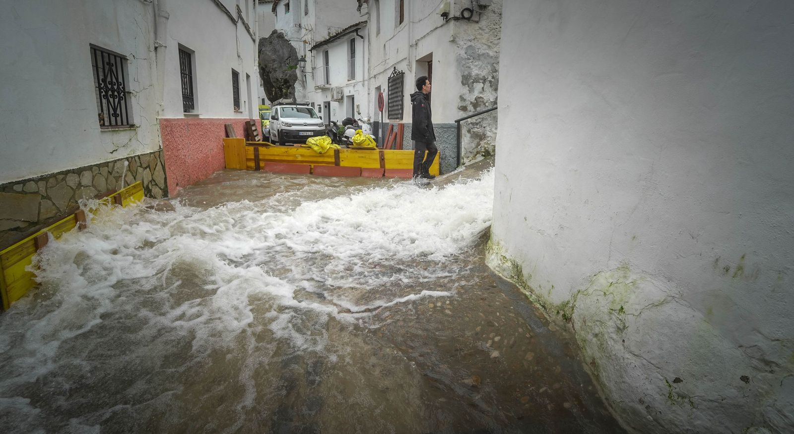 Imágenes de los torrentes de agua por las calles de Ubrique