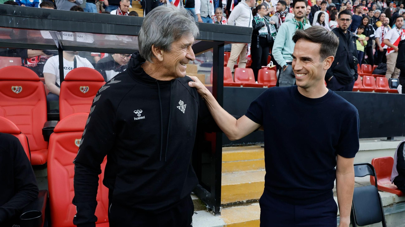 Manuel Pellegrini e Iñigo Pérez se saludan antes de un partido de la pasada temporada.