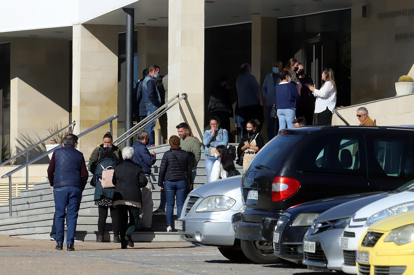 Imagen de la entrada del tanatorio en la capital onubense en la mañana de ayer.