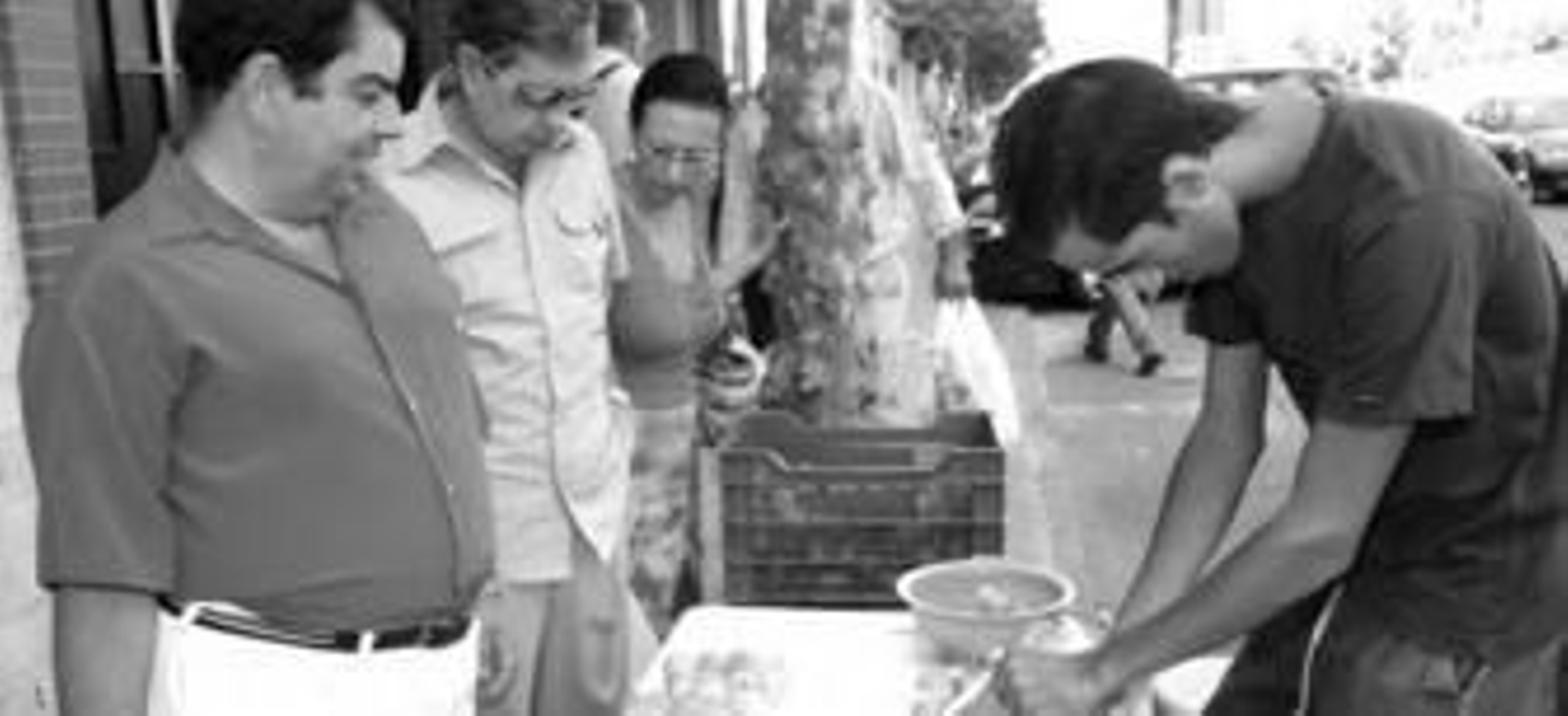 Rafael Menéndez atiende a los clientes en su puesto, ubicado en el barrio de Ciudad Jardín.