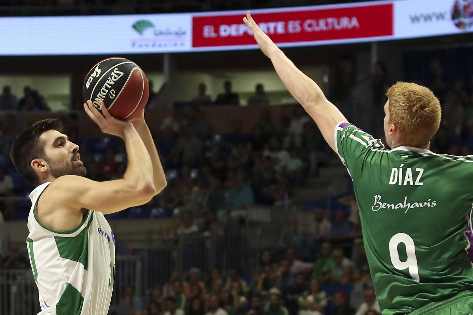Franch trata de lanzar ante la oposición del base del Unicaja Alberto Díaz.