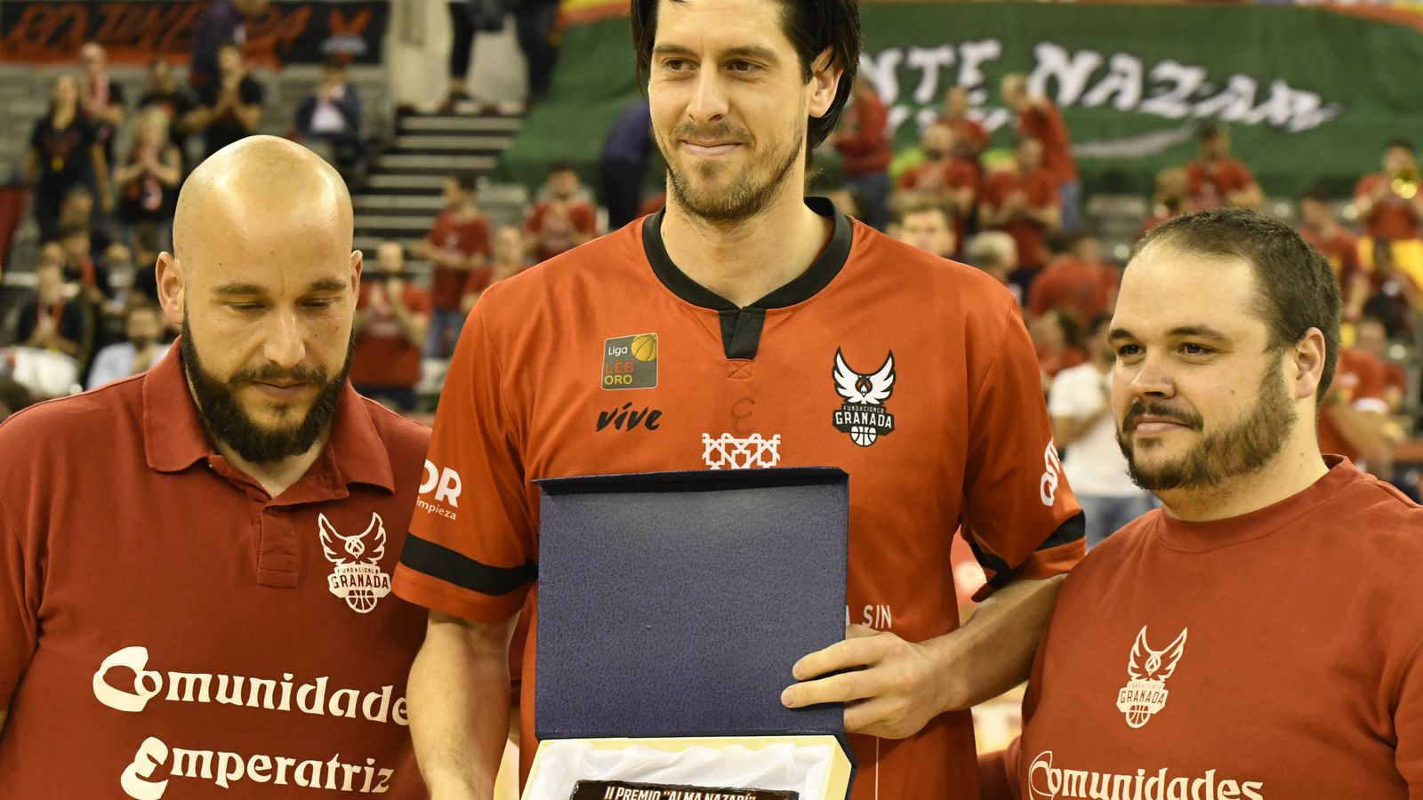 Almazán recibió el homenaje de la afición nazarí.