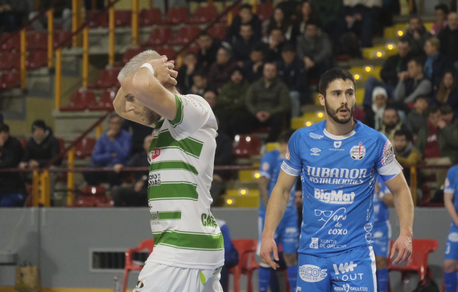 Miguelín se echa las manos a la cabeza.