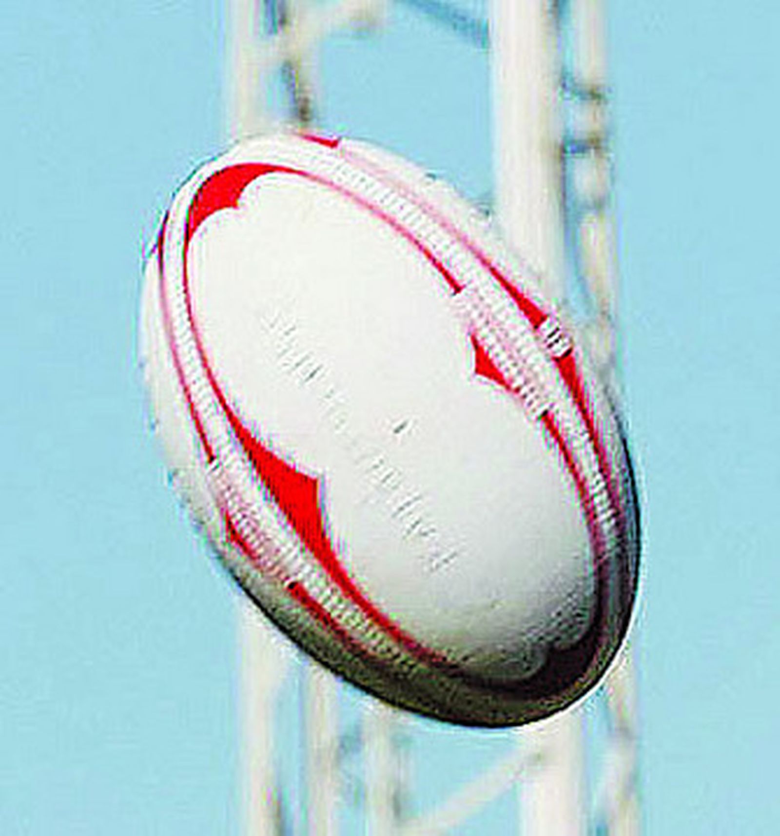 Ana Fernández corre con el balón durante el partido CRAP-Veleta.