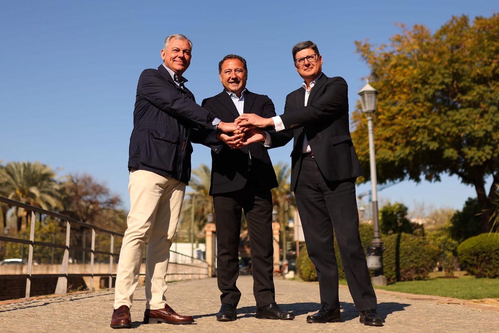 Sanz, Sánchez y Pimentel en el acto celebrado en los Jardines de la Buhaira.