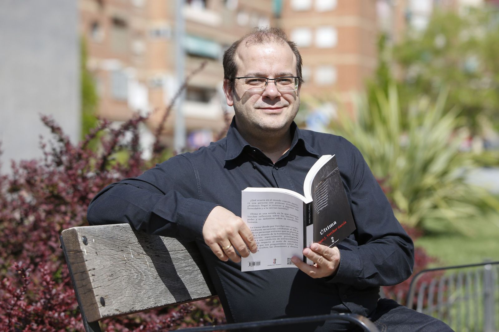 El profesor y escritor Enrique Vercher se estrena en la ficción con un libro titulado 'Última'.