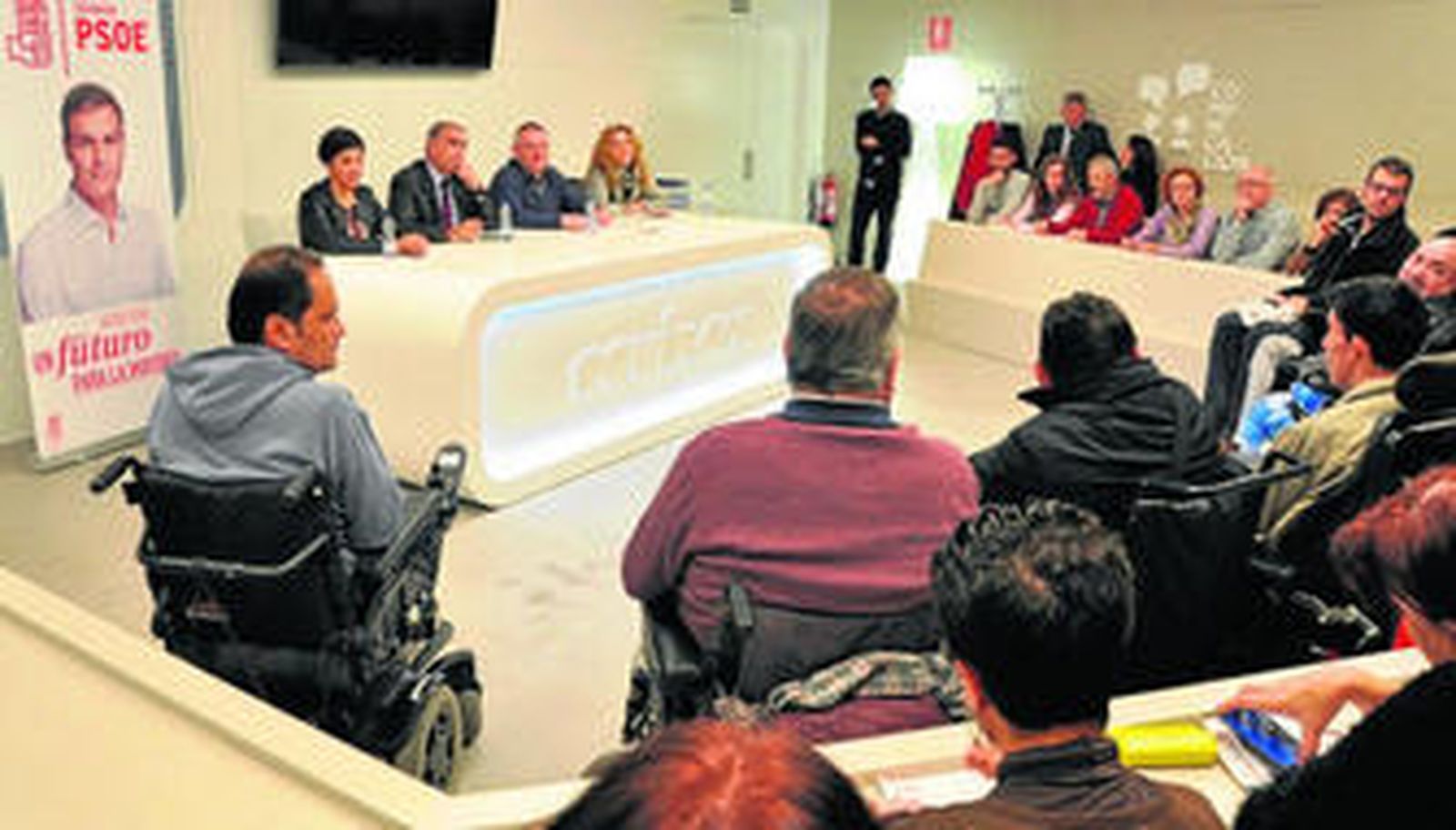 Reunión celebrada ayer en la Escuela de Comercio de Covirán entre los candidatos socialistas y una veintena de colectivos vinculados a la dispacidad.