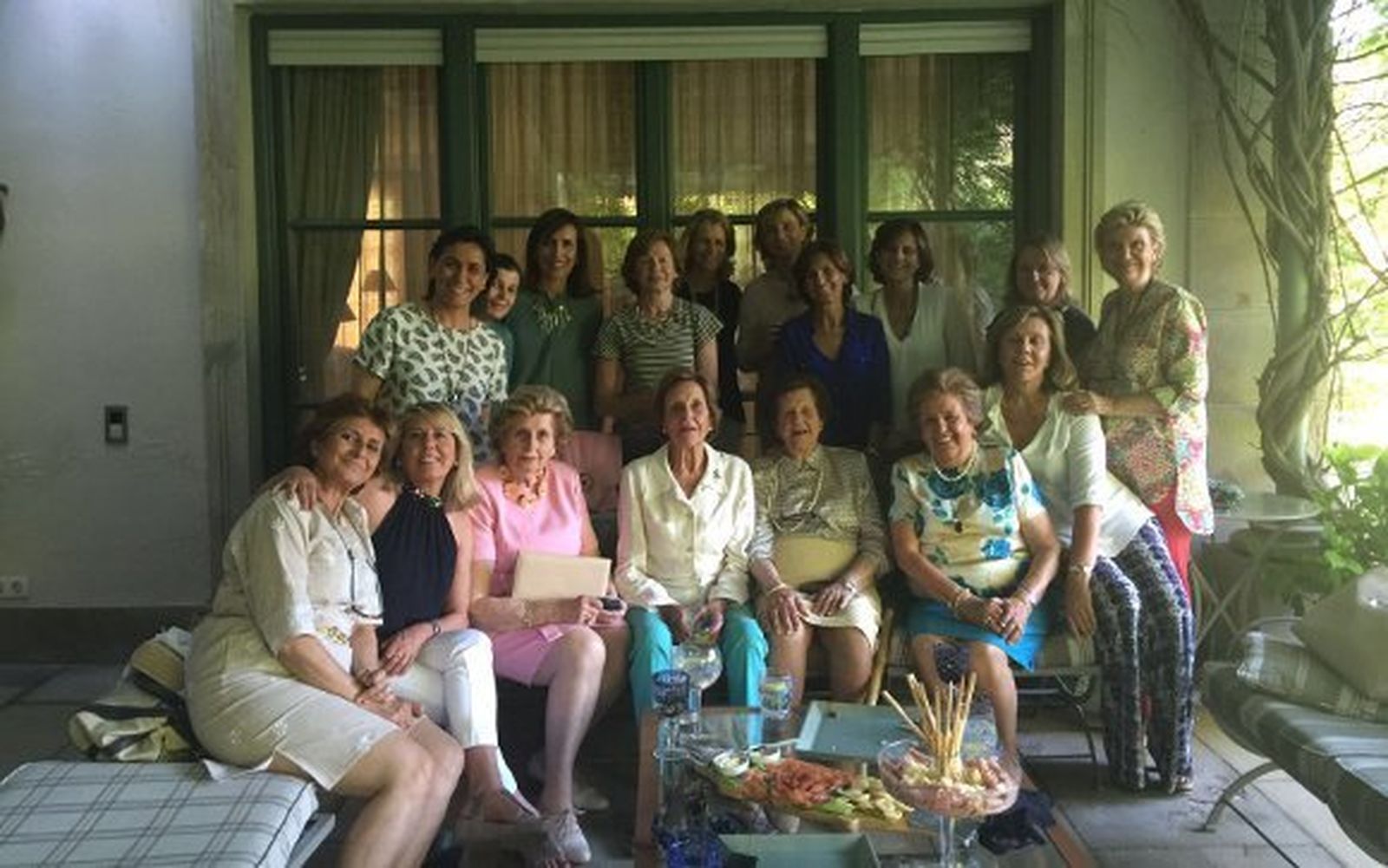 Las matriarcas de la familia Cristina, María José, Maruchi y Mercedes Pemán Domecq, con Chati Guerrero, Mercedes Ramos-Paúl, Blanca Pemán, Ana Arias, Paloma Huidobro, Pili Cuvillo, Teresa García-Pita, Carmen Pemán, Mónica Aguirre, Menene y Cruz Guerrero, Marta González-Villate y Almudena  Maldonado.  Foto: Ignacio Casas de Ciria