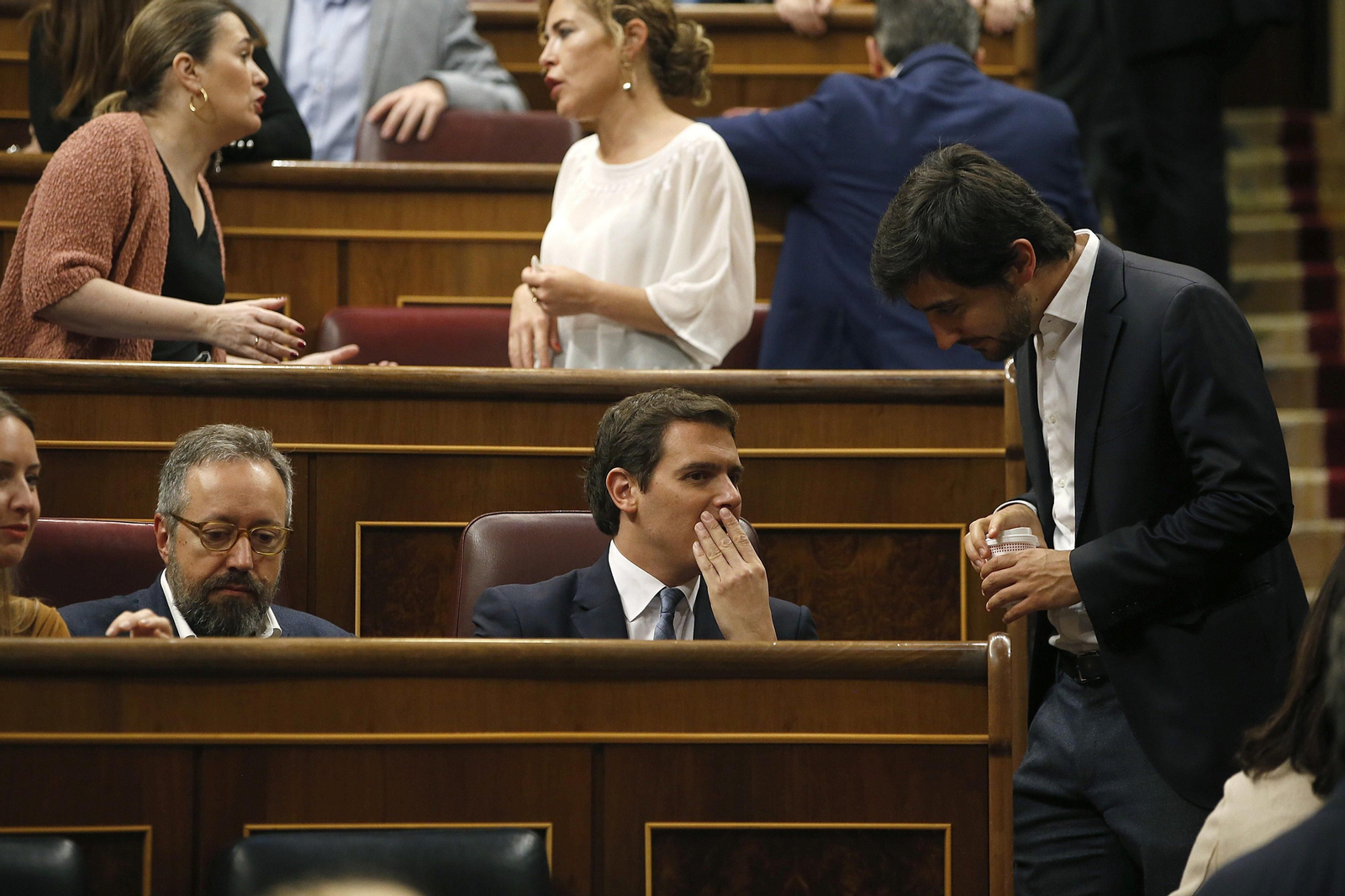 Albert Rivera conversa con el diputado de la formación  naranja Antonio Roldán.