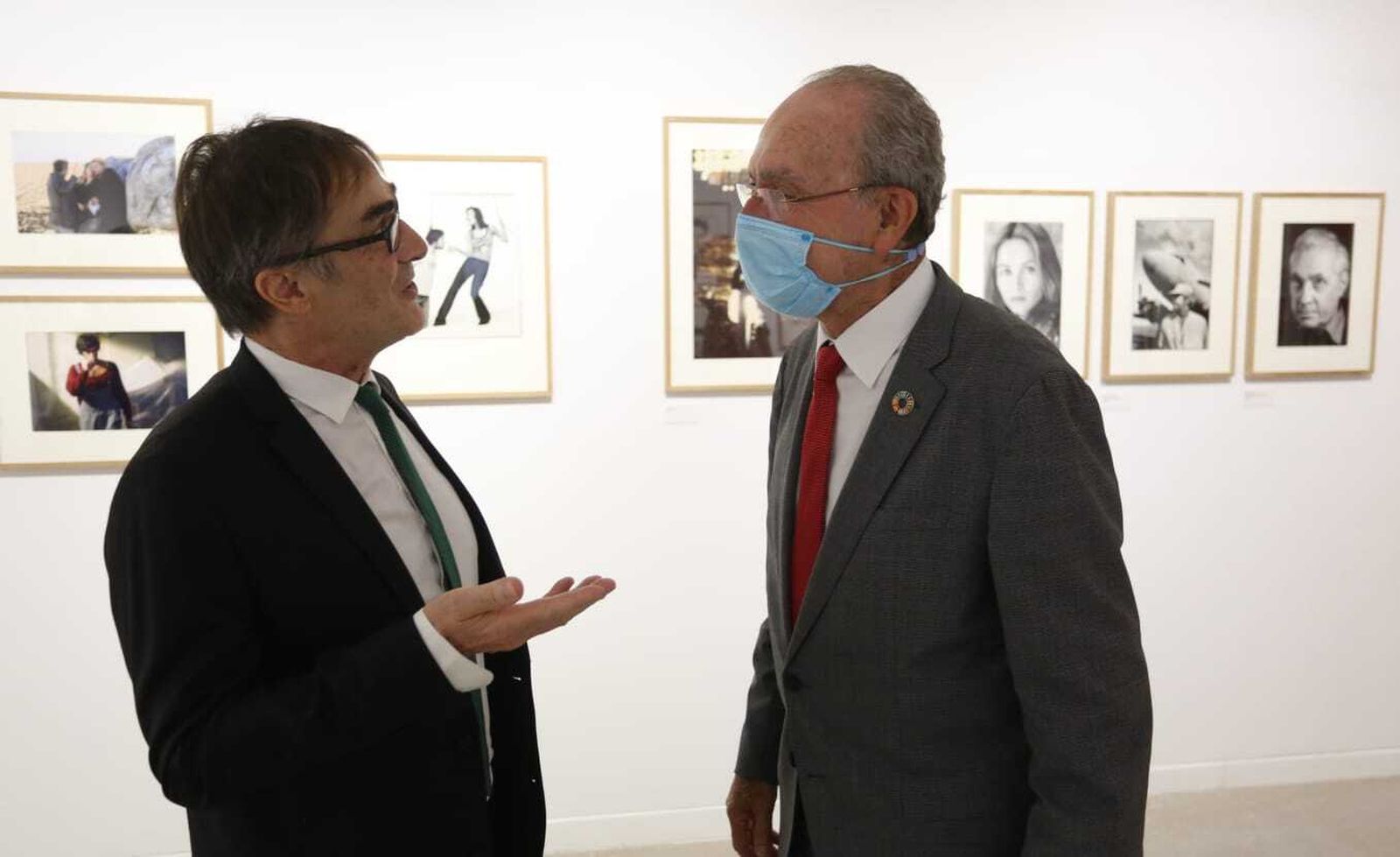 Francisco de la Torre habla con el fotógrafo Luc Roux en la Alianza Francesa este miércoles.