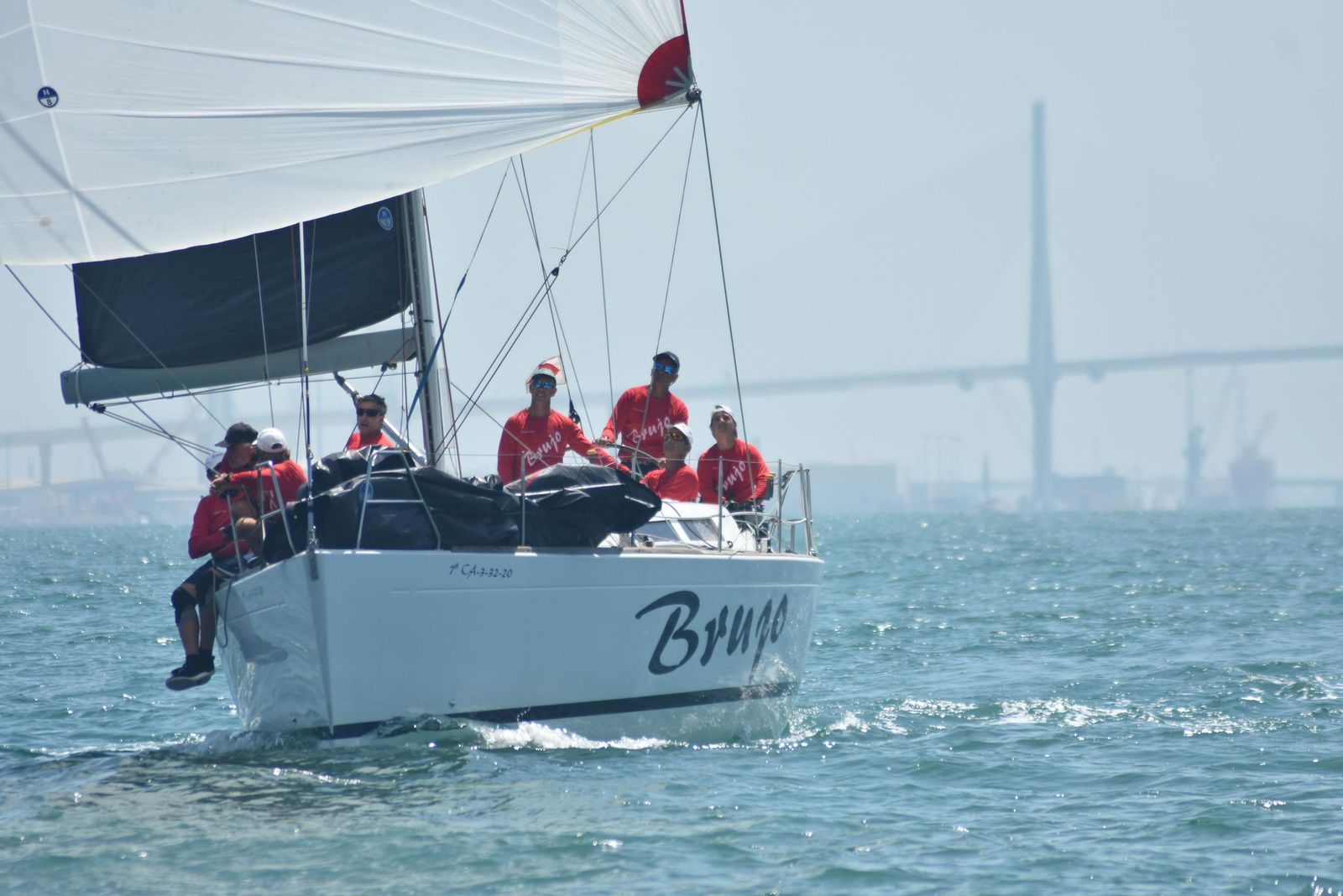 El 'Brujo' en plena competición en aguas de la Bahía de Cádiz.