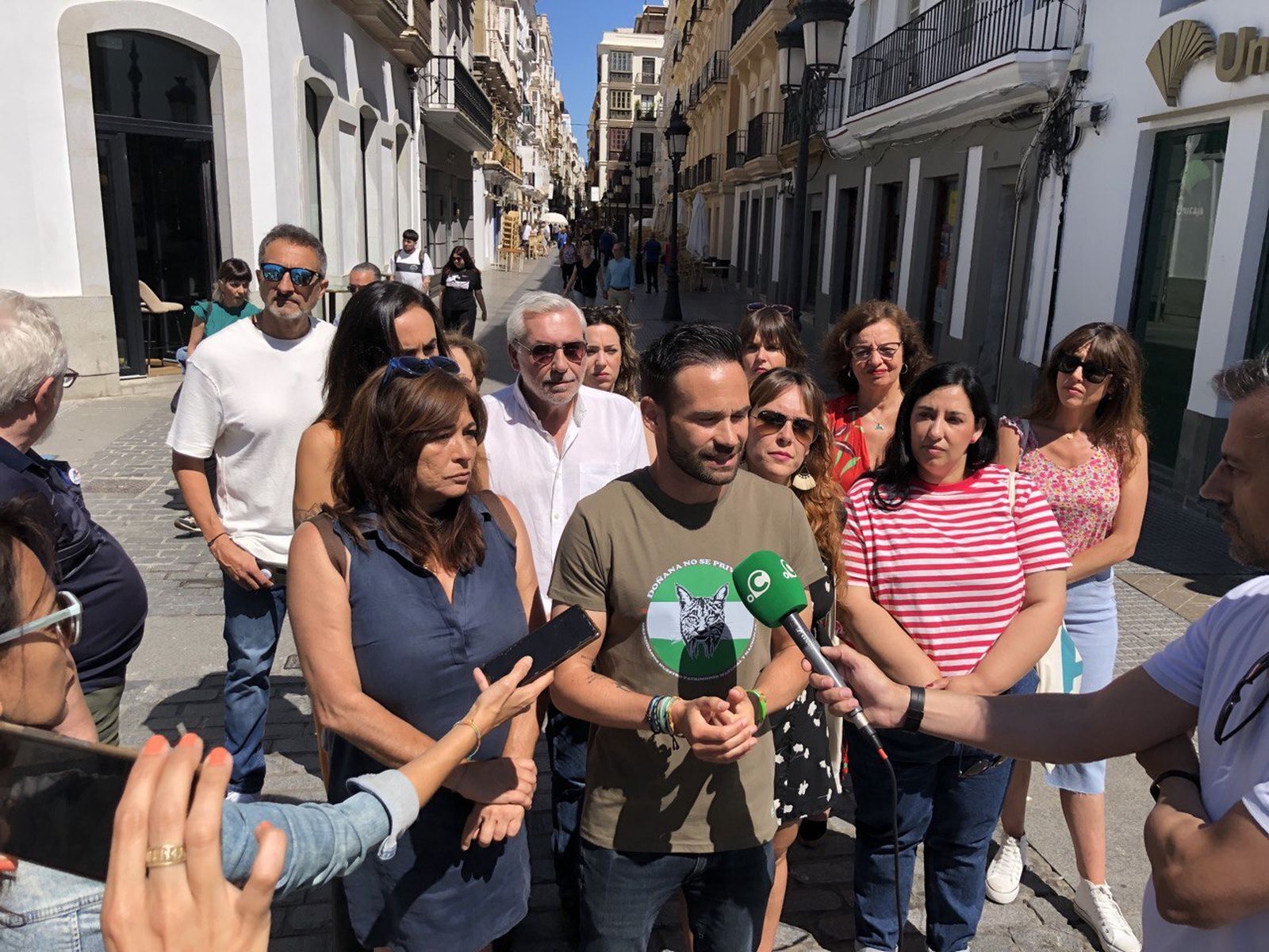 El candidato David de la Cruz atiende a los medios de comunicación.