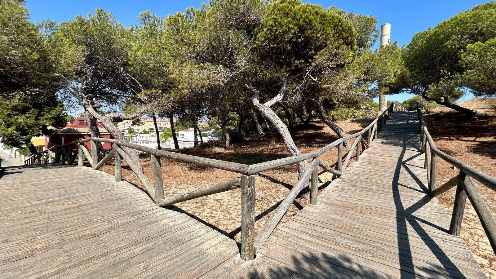 Plataformas de madera que unen el núcleo urbano de Rota con la playa Puntalillo de Rota. Plataformas de madera que unen el núcleo urbano de Rota con la playa Puntalillo de Rota.