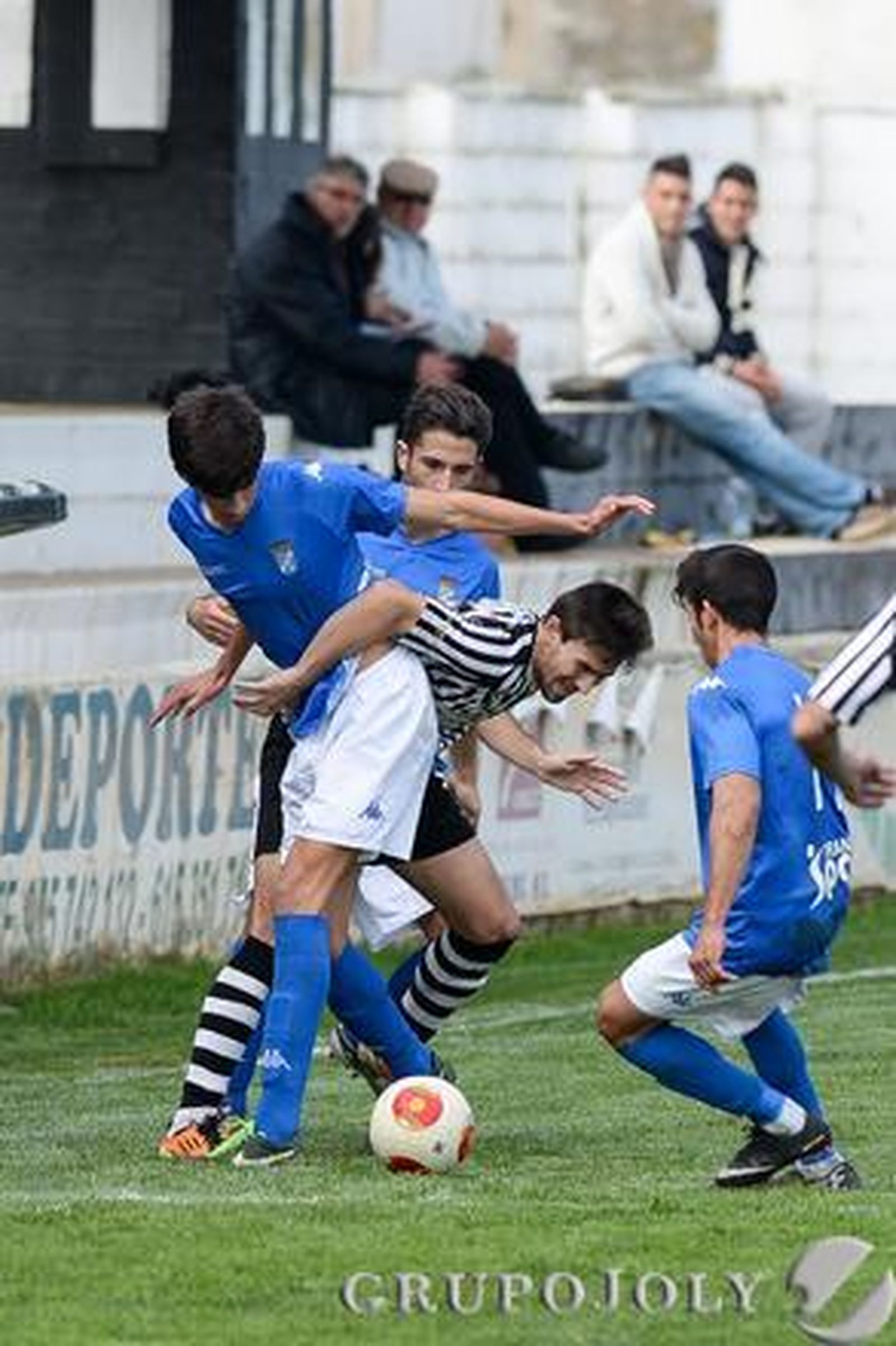 El XCD, que tampoco paga al árbitro, cae ante el Mairena (2-1) con un gol dudoso en el minuto 89.

Foto: LOF