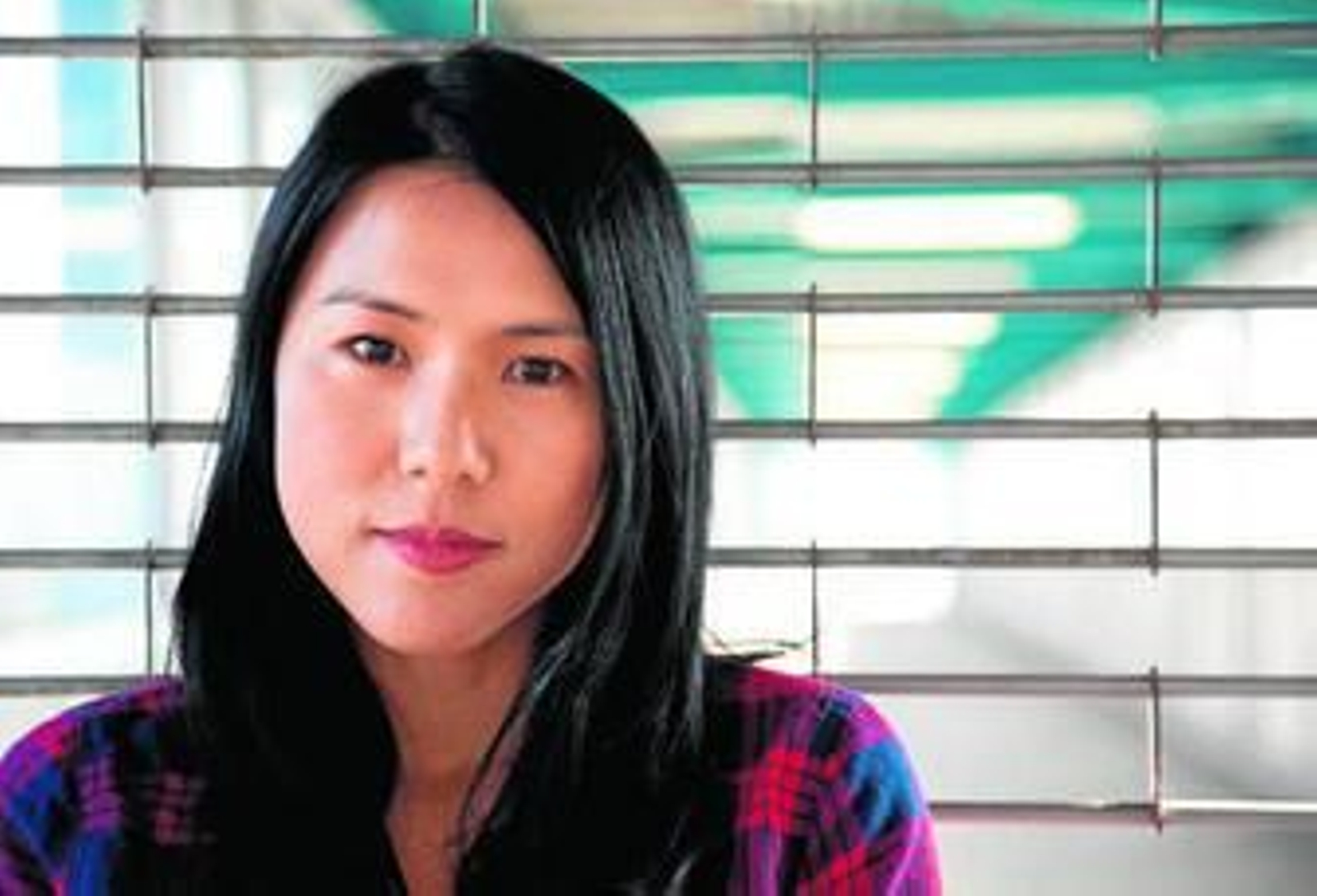 Imagen de promoción de la autora Suki Kim.