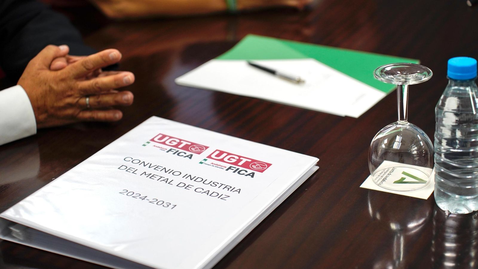 Carpeta de UGT con el documento del nuevo convenio colectivo del sector del metal