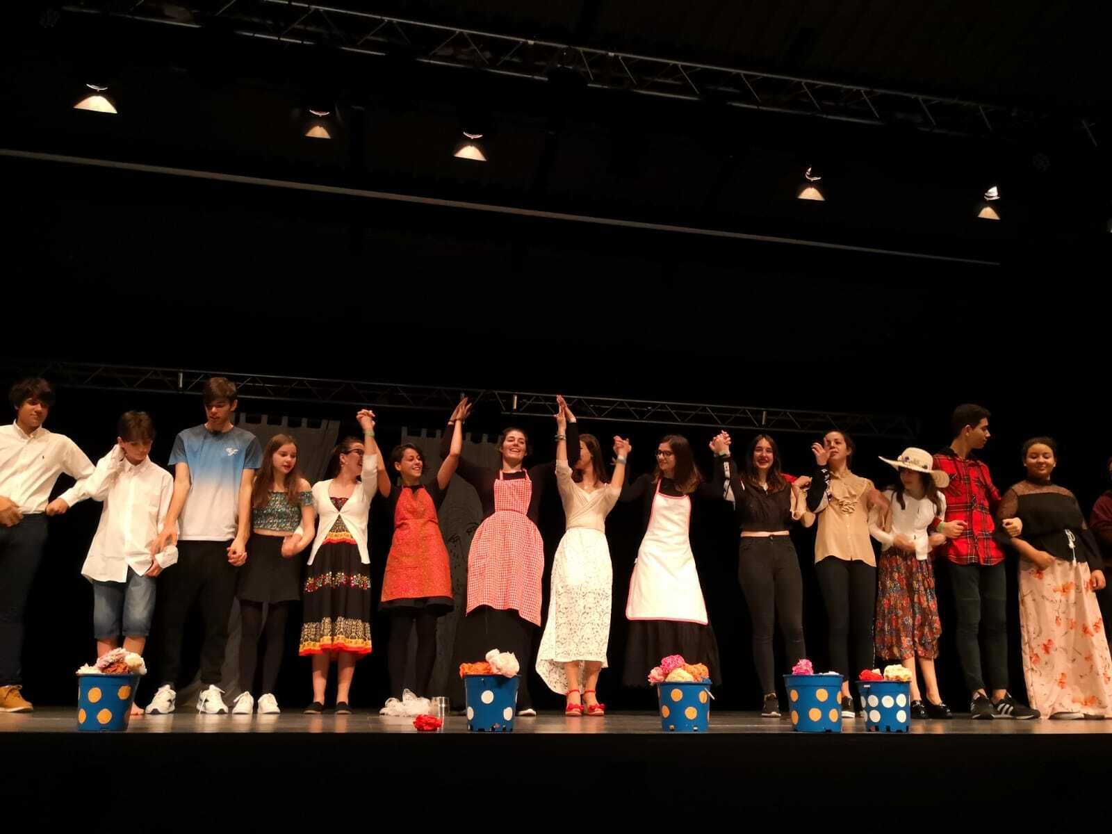 Alumnos participantes de la iniciativa representan su obra al finalizar las jornadas.