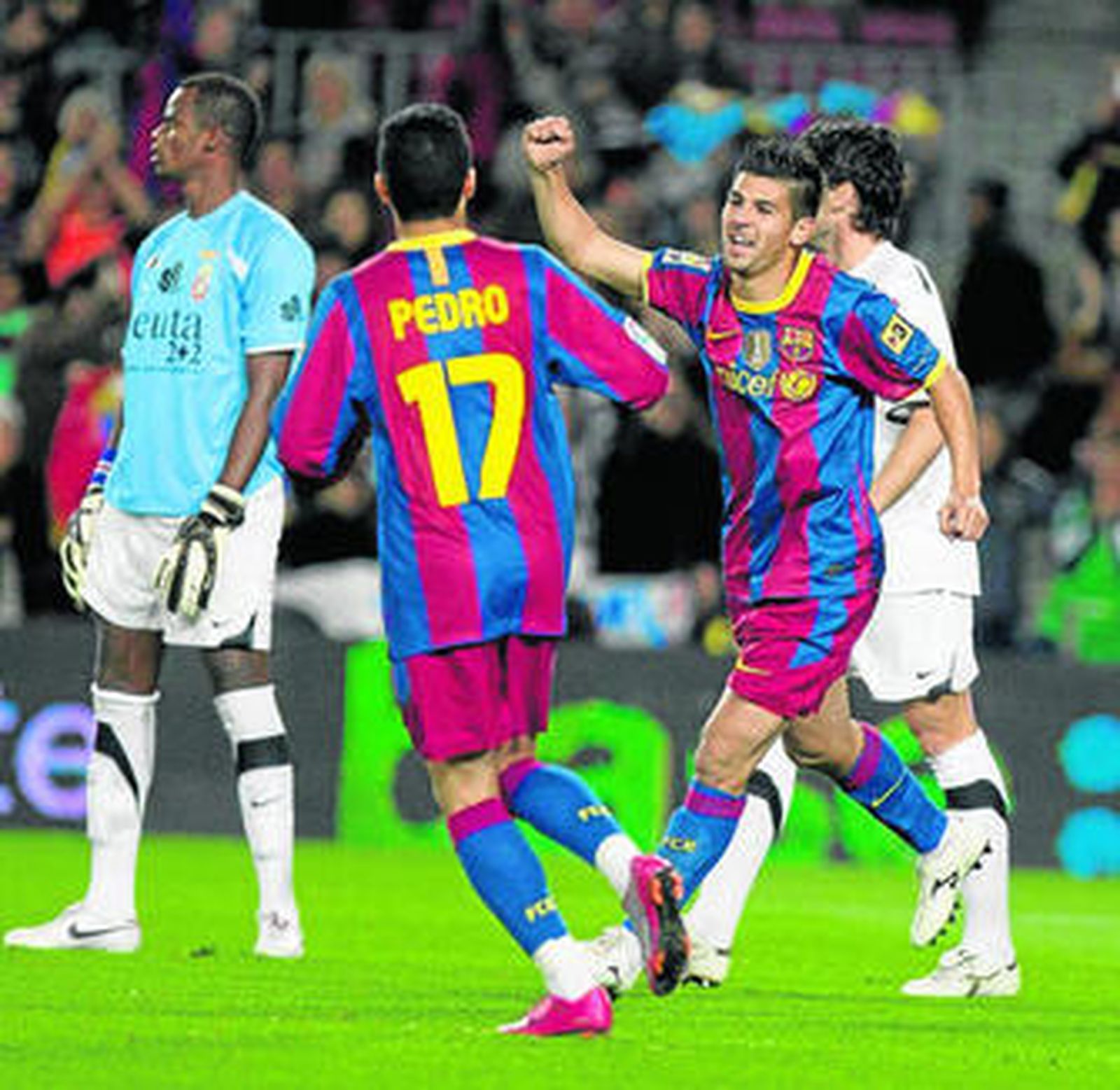 Nolito celebra un gol junto a Pedro en el Barcelona-Ceuta de esta temporada.