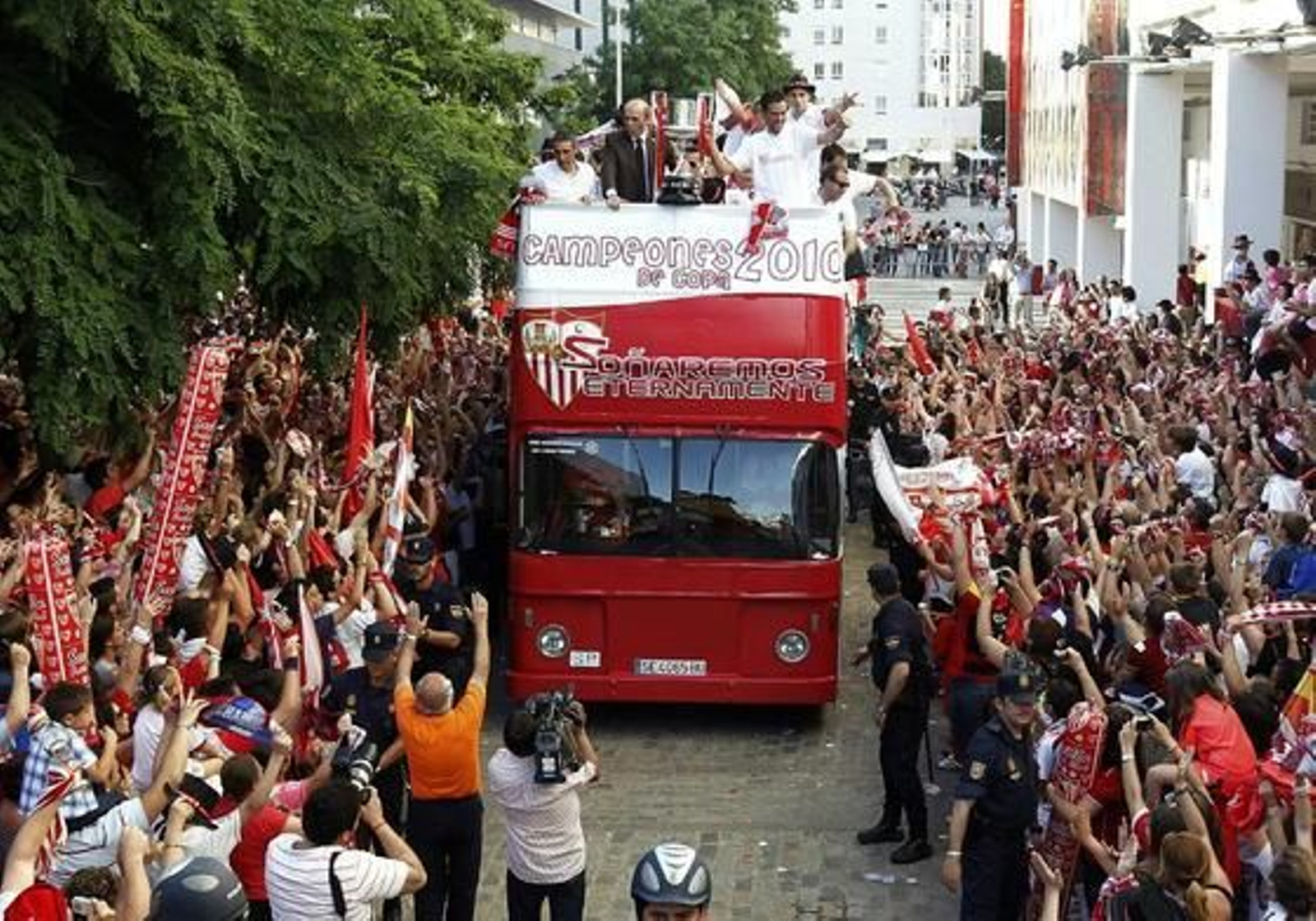 El Sevilla recorre la ciudad para festejar con sus aficionados el título de la Copa del Rey.

Foto: Agencias