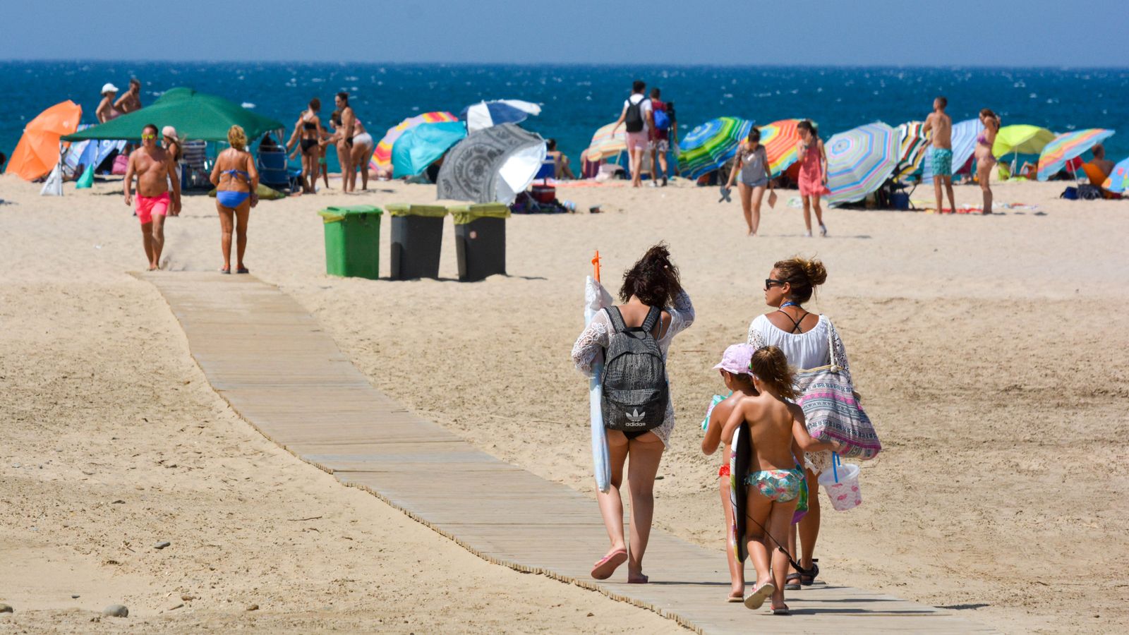 Día de sol y viento en la playa de Bolonia