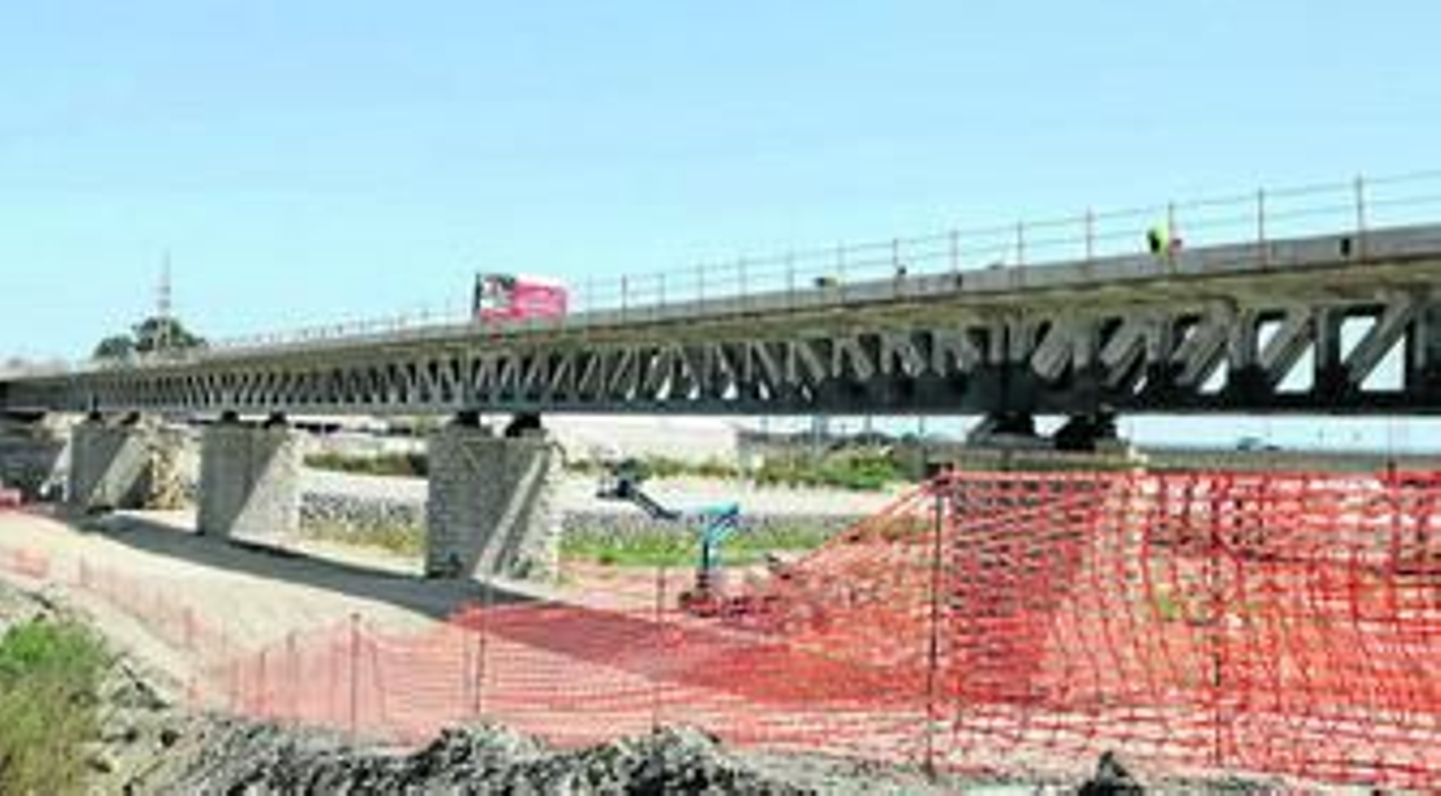 Los operarios trabajan en el quinto vano del puente de los Los Molinos.