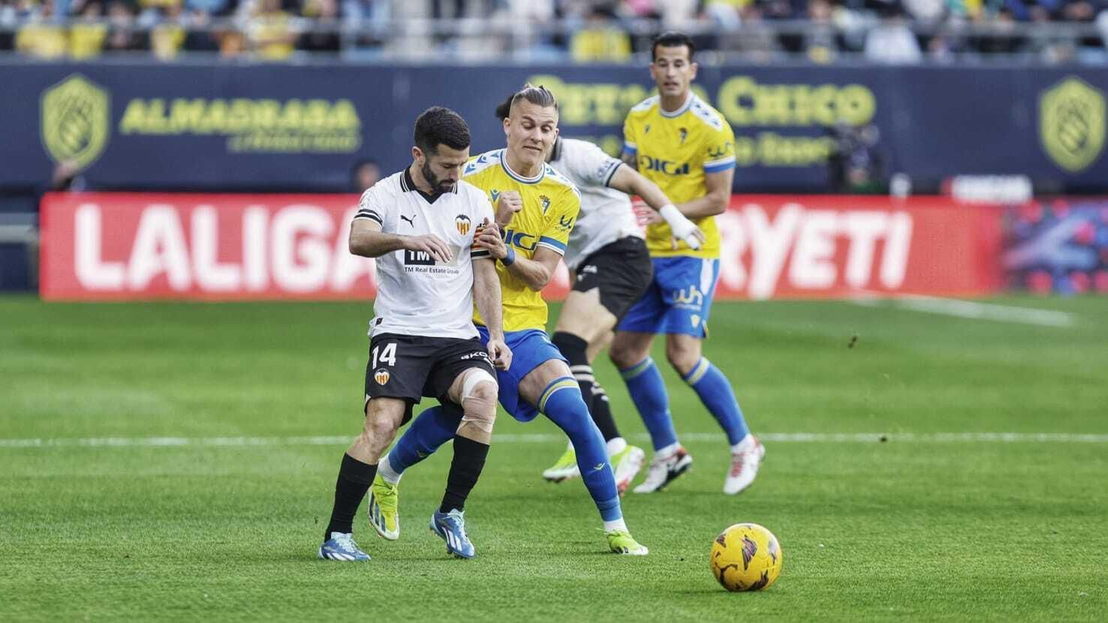 Iván Alejo presiona a Gayà en una acción pegada a la banda derecha.