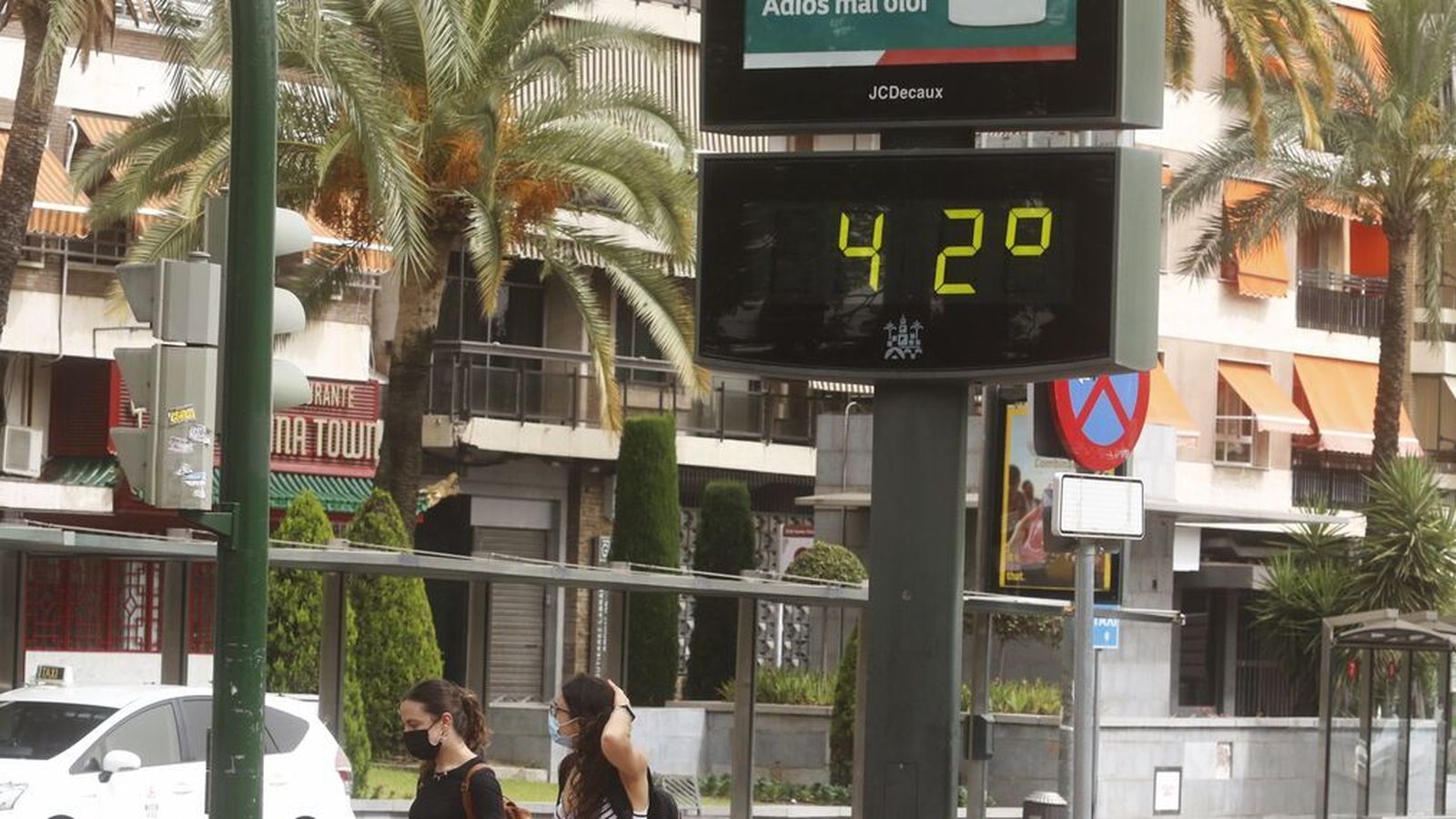 Un termómetro de la capital marca 42 grados este fin de semana.