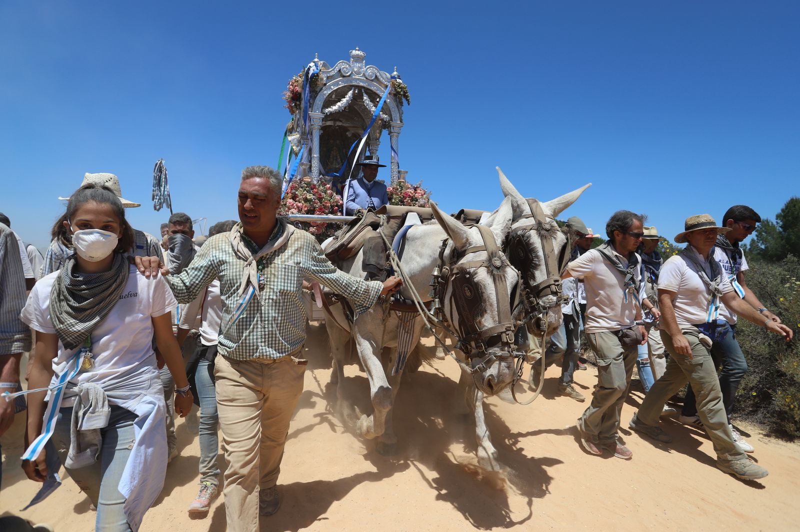 Imágenes de la Hermandad del Rocío de Huelva en el camino