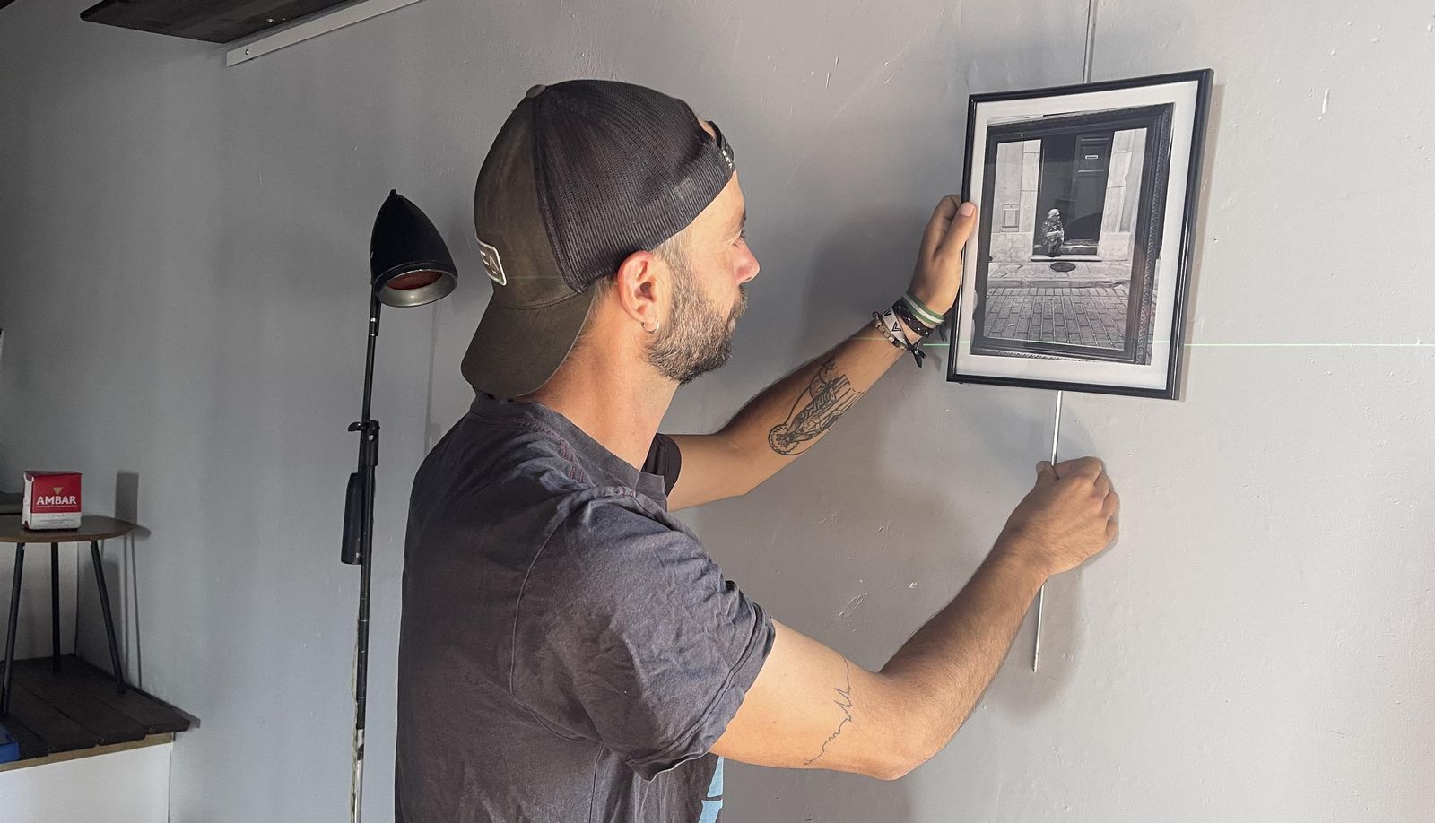 Benjamín Ducournau con una de sus fotografías.