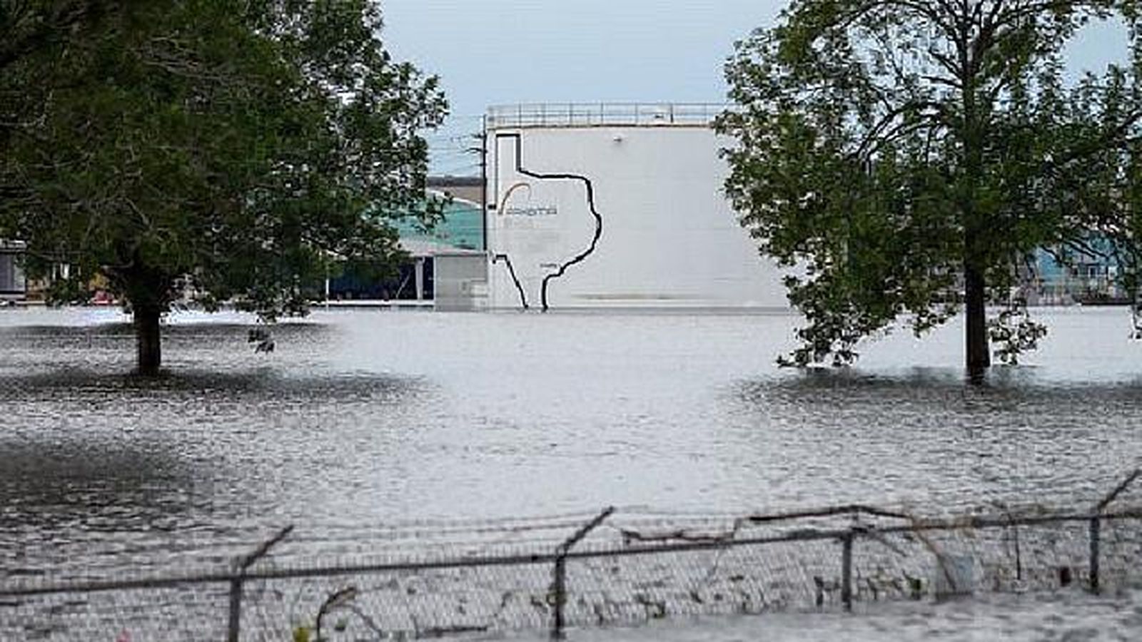 Imagen de la química inundada por el 'Harvey'.