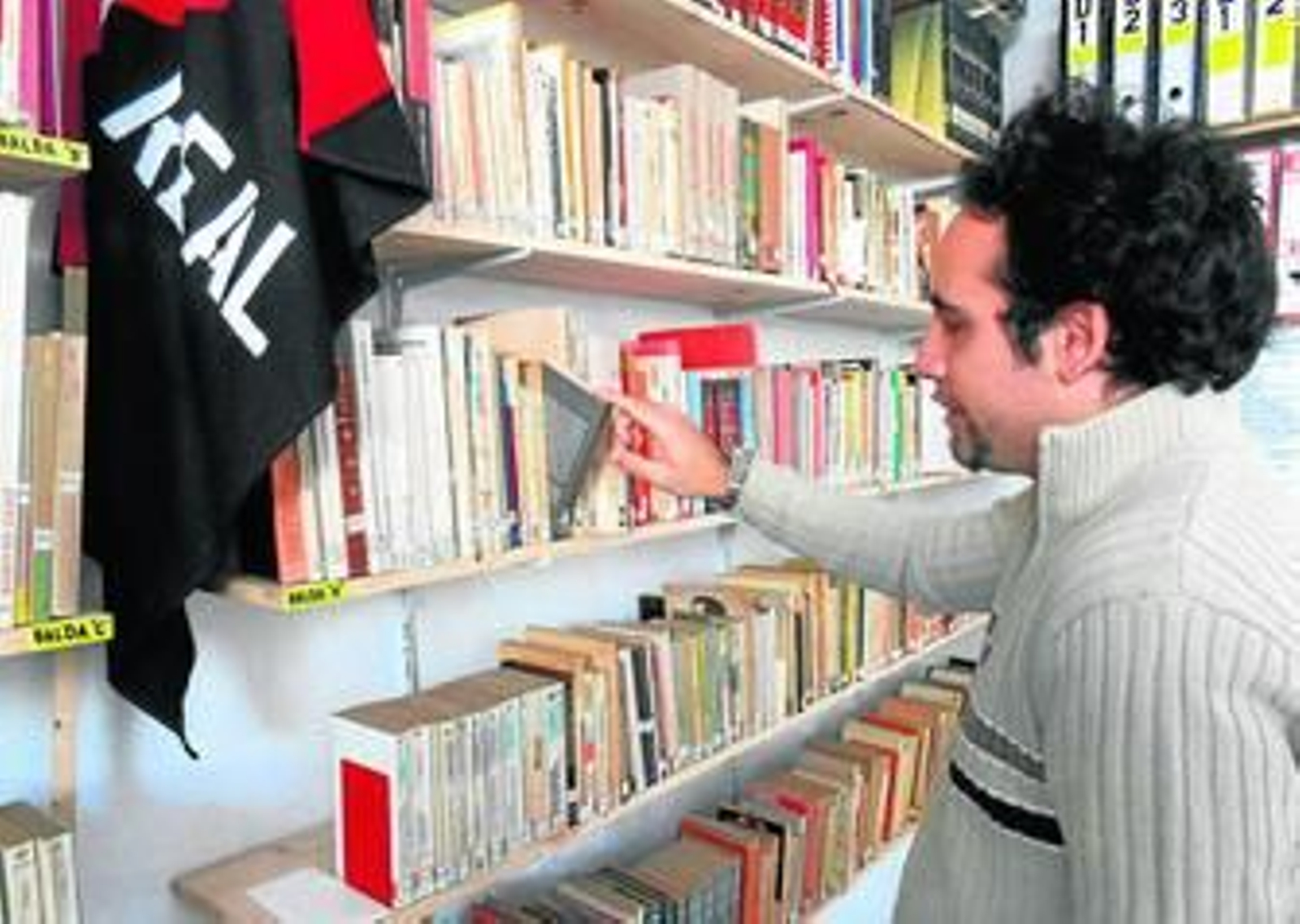 Un militante de CNT consulta uno de los ejemplares disponibles.