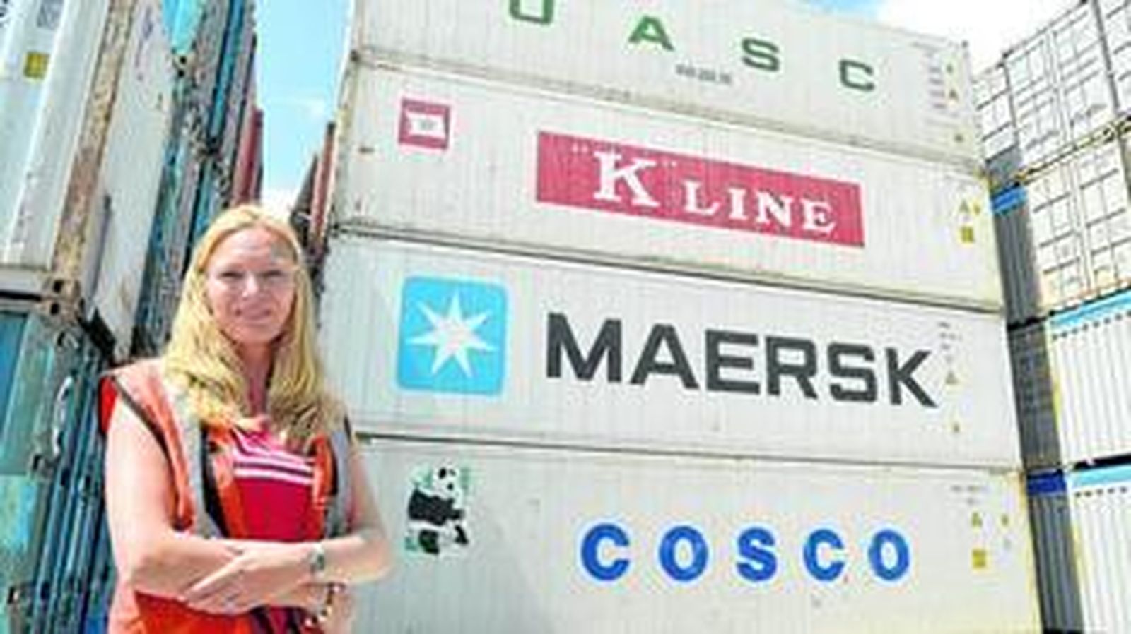 Charlotte Petersen, junto a una pila de contenedores de sus clientes en el depósito del Cortijo Real.