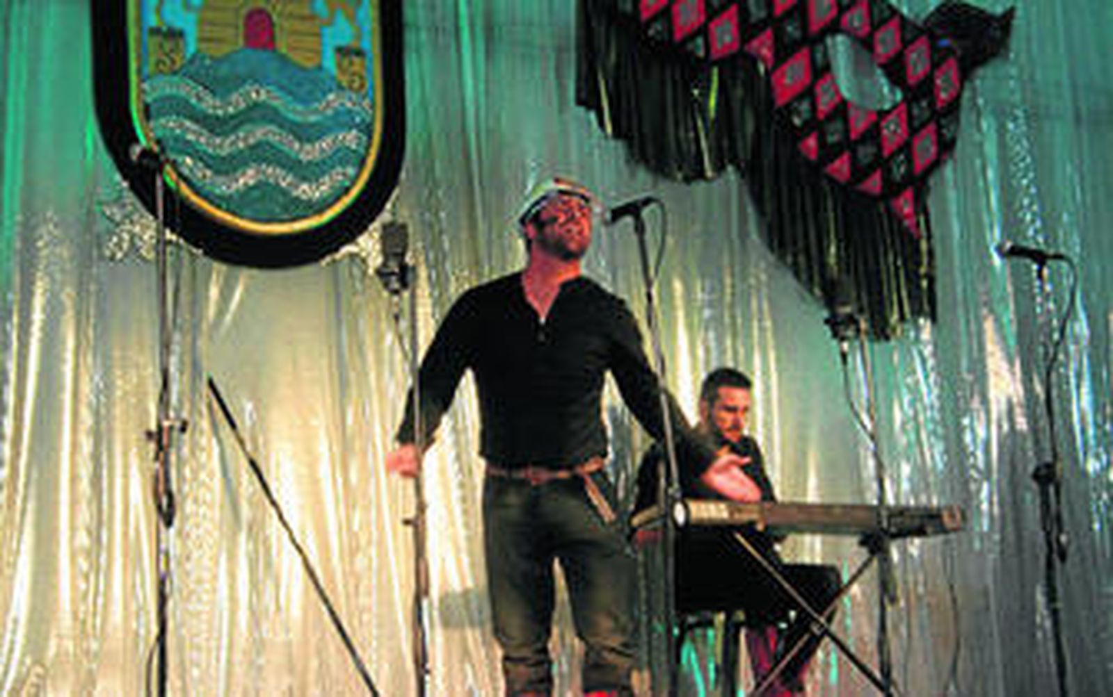 El pregonero durante un momento de su actuación en la carpa decorada para acoger el acontecimiento.