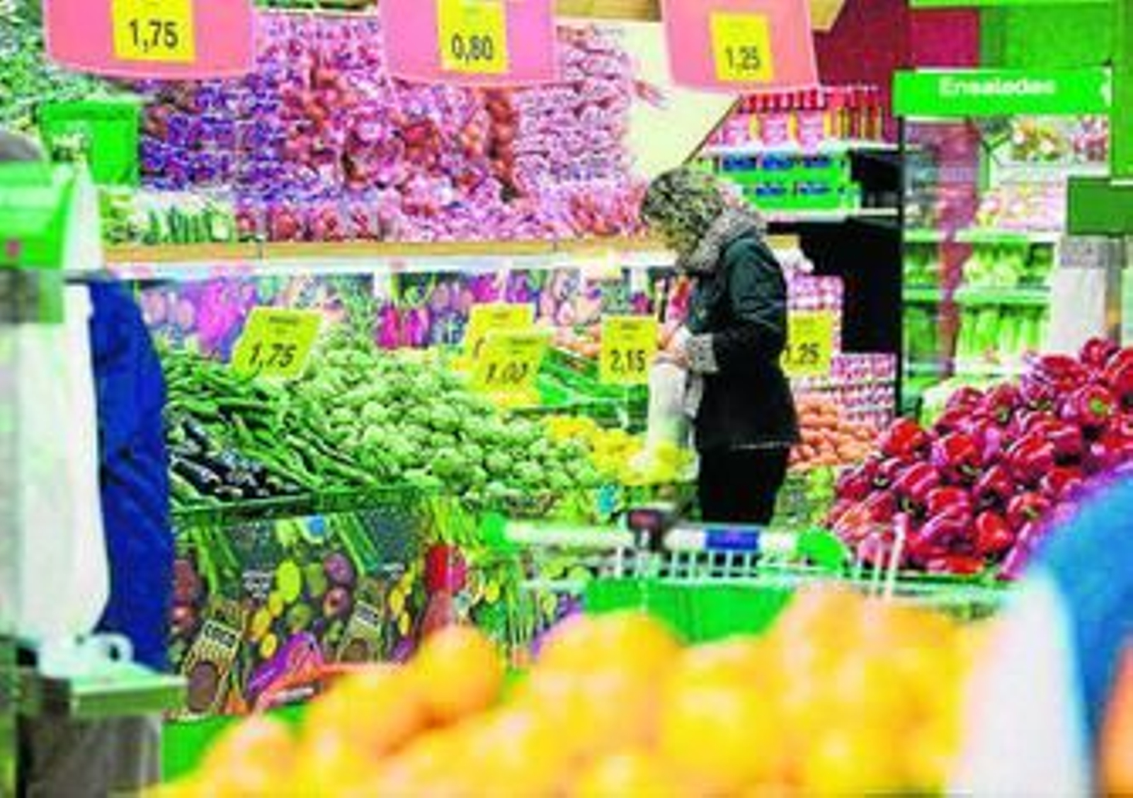Una clienta compra fruta en un supermercado de Mercadona. Una clienta compra fruta en un supermercado de Mercadona.