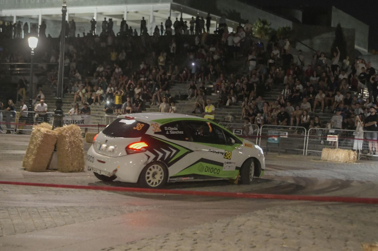 Ruedas 'quemadas' y mucho asfalto en la exhibición del Rally Ciudad de Granada: las imágenes