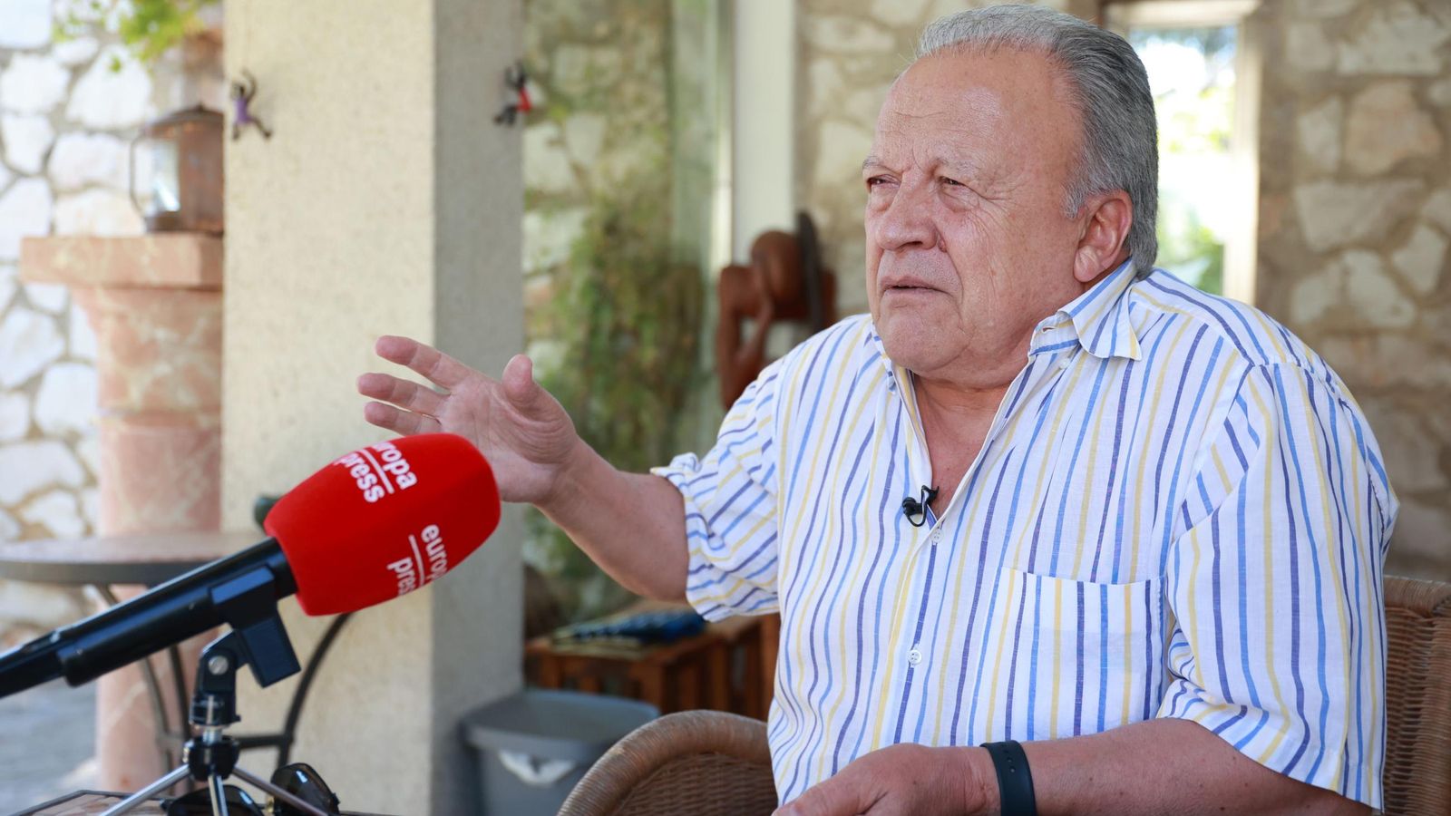 Pedro Pacheco gesticula durante su entrevista con Europa Press