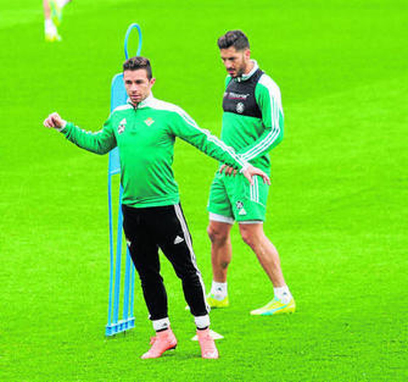 Rubén Castro realiza estiramientos ante Cejudo.